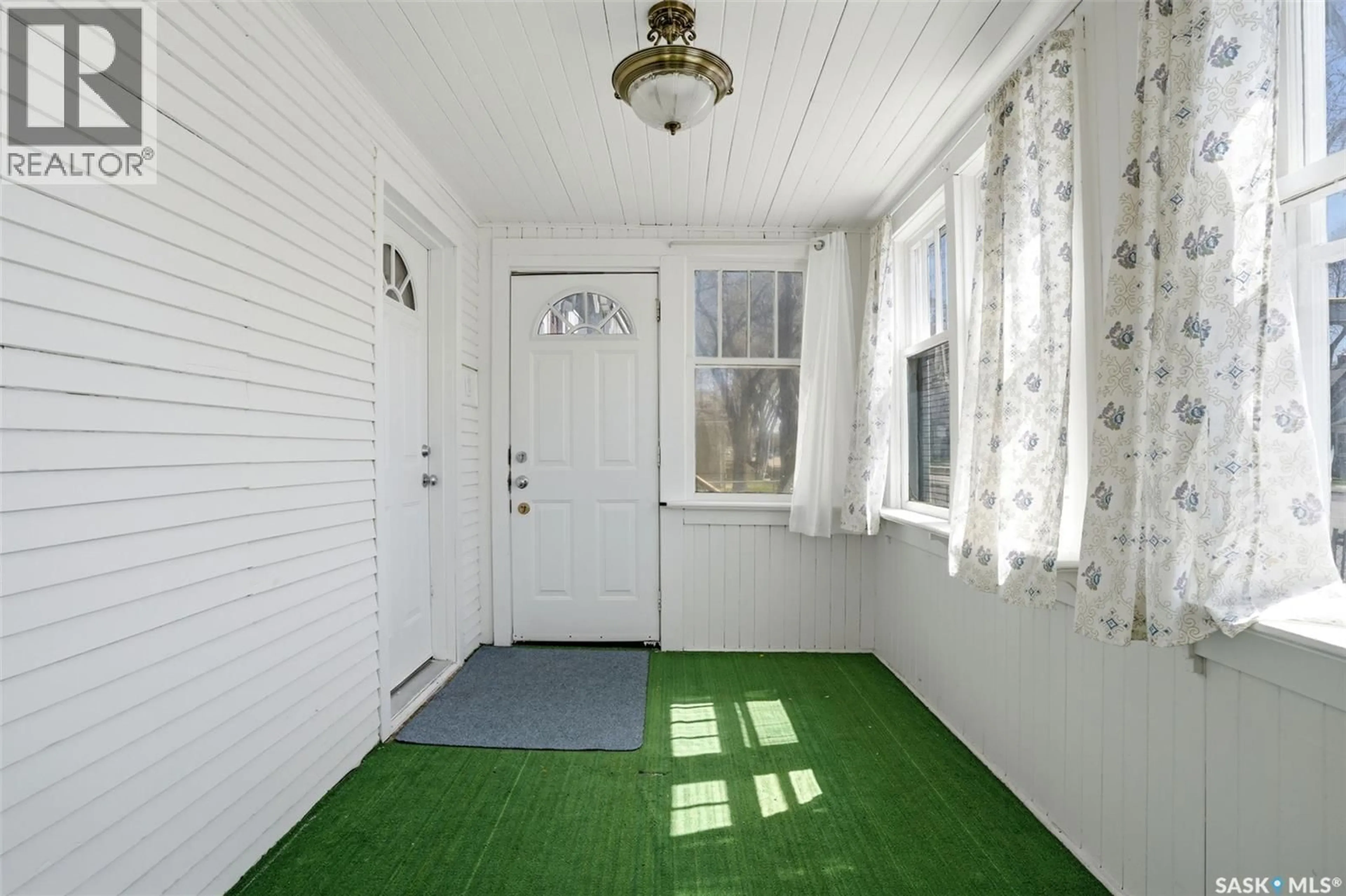 Indoor entryway for 1206 VICTORIA AVENUE, Regina Saskatchewan S4P0N9