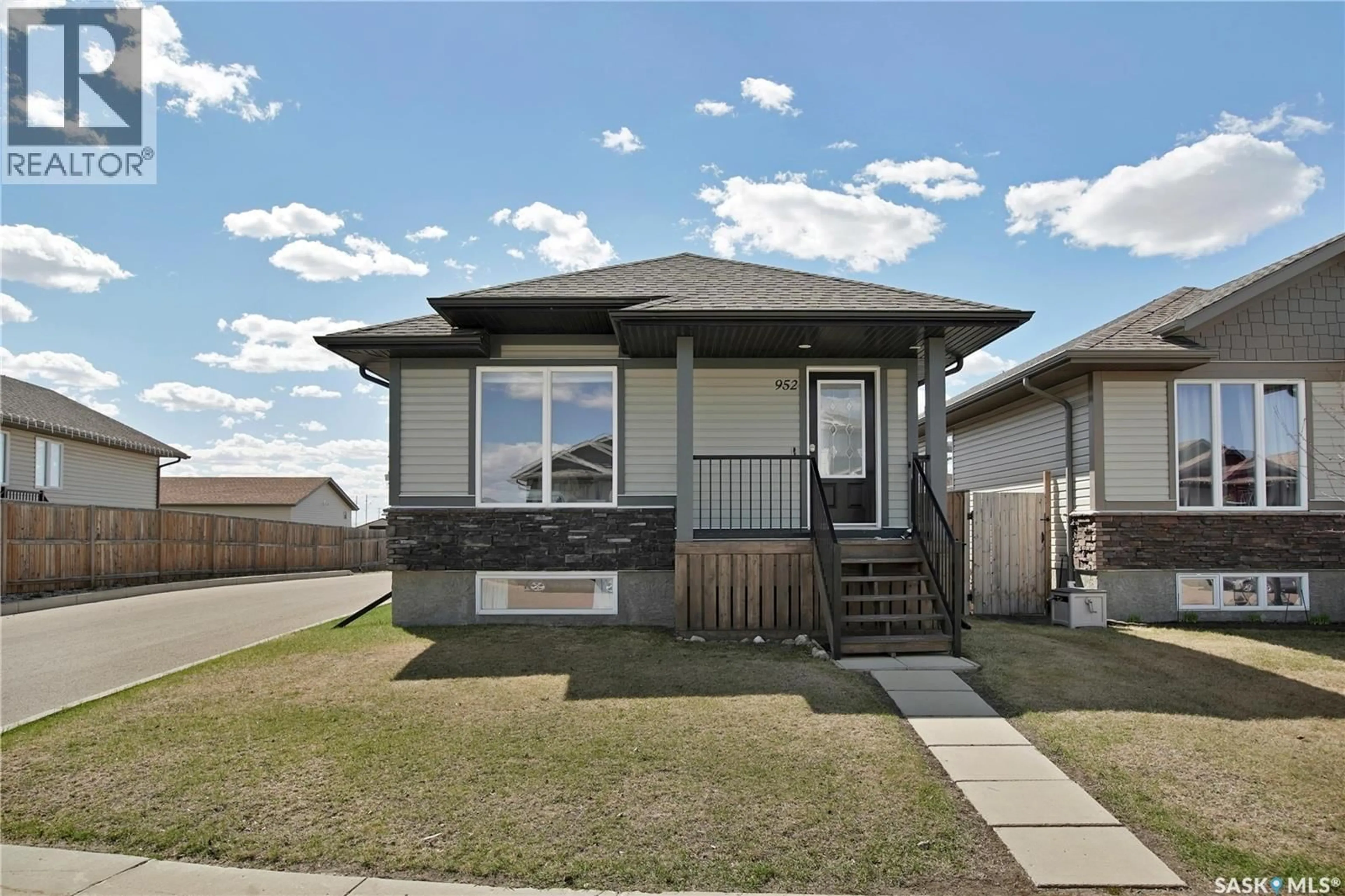 Home with vinyl exterior material, street for 952 GLENVIEW COVE, Martensville Saskatchewan S0K0A2