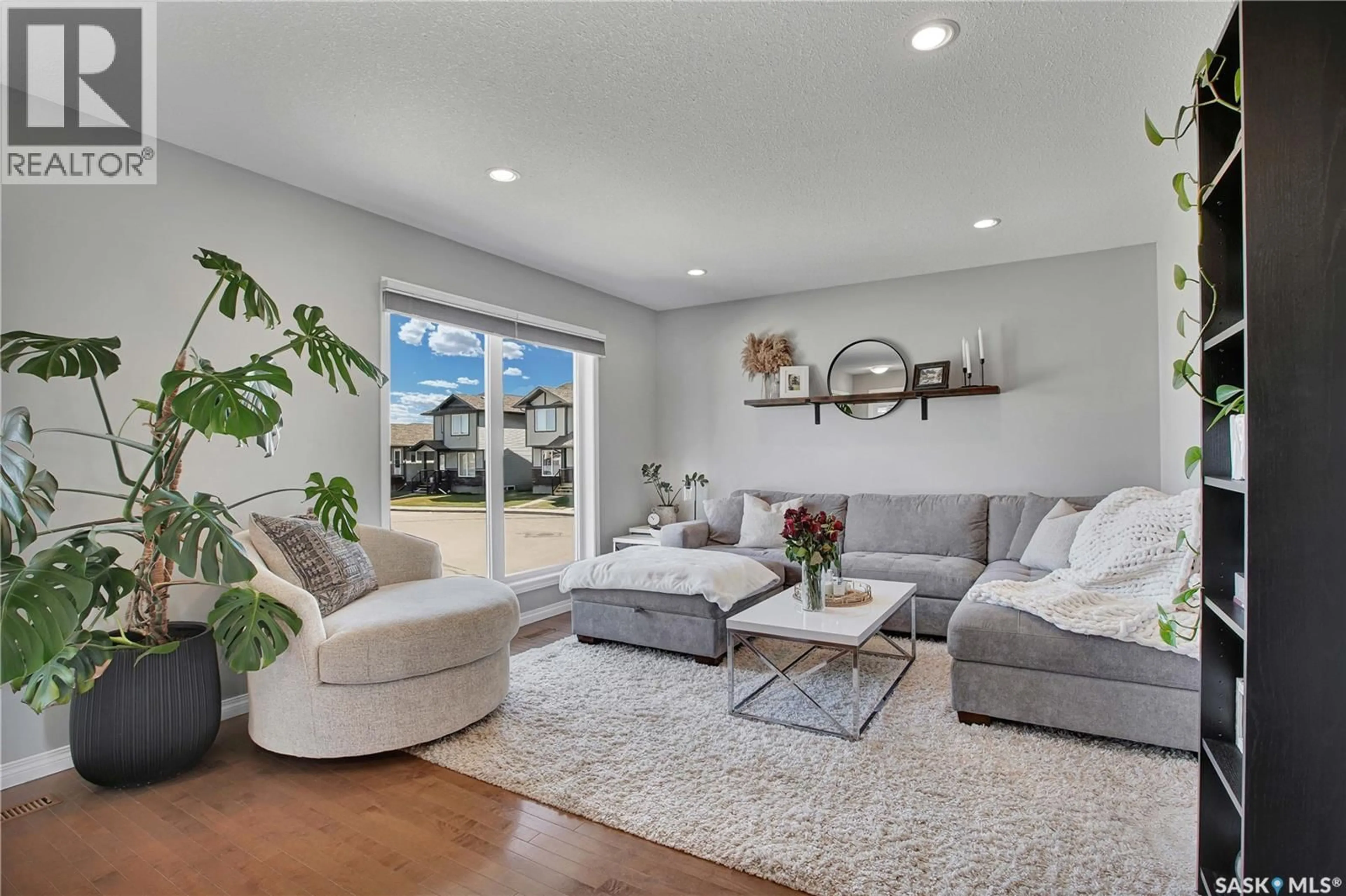 Living room with furniture, unknown for 952 GLENVIEW COVE, Martensville Saskatchewan S0K0A2
