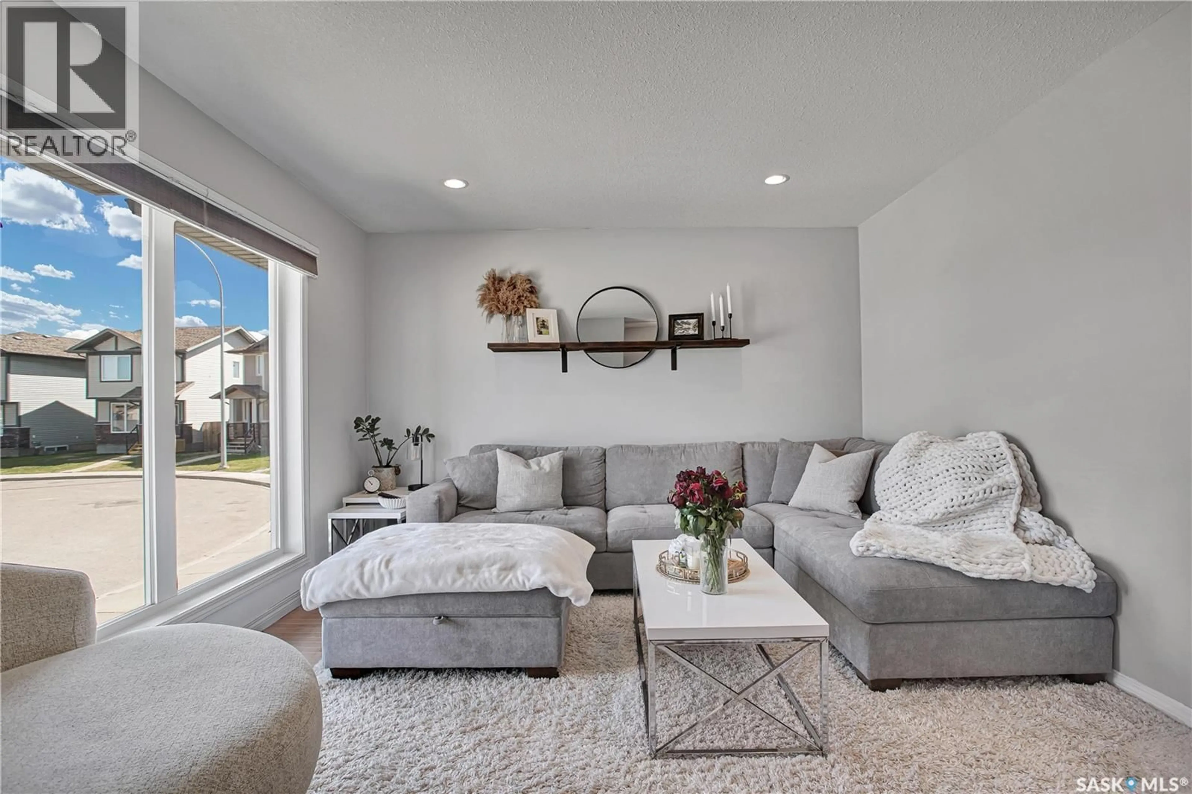 Living room with furniture, unknown for 952 GLENVIEW COVE, Martensville Saskatchewan S0K0A2