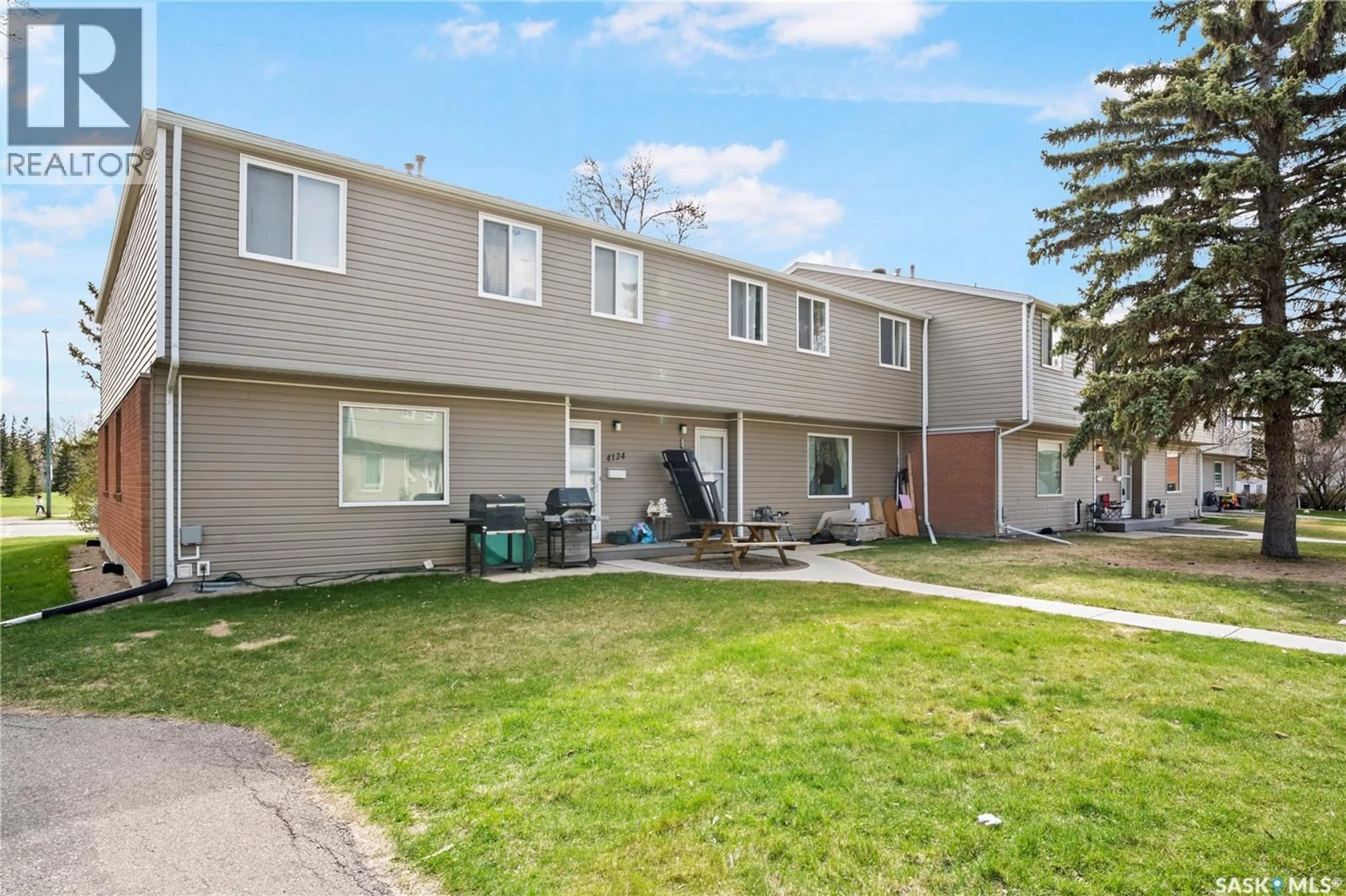 Patio, street for 4122 CASTLE ROAD, Regina Saskatchewan S4S6A4