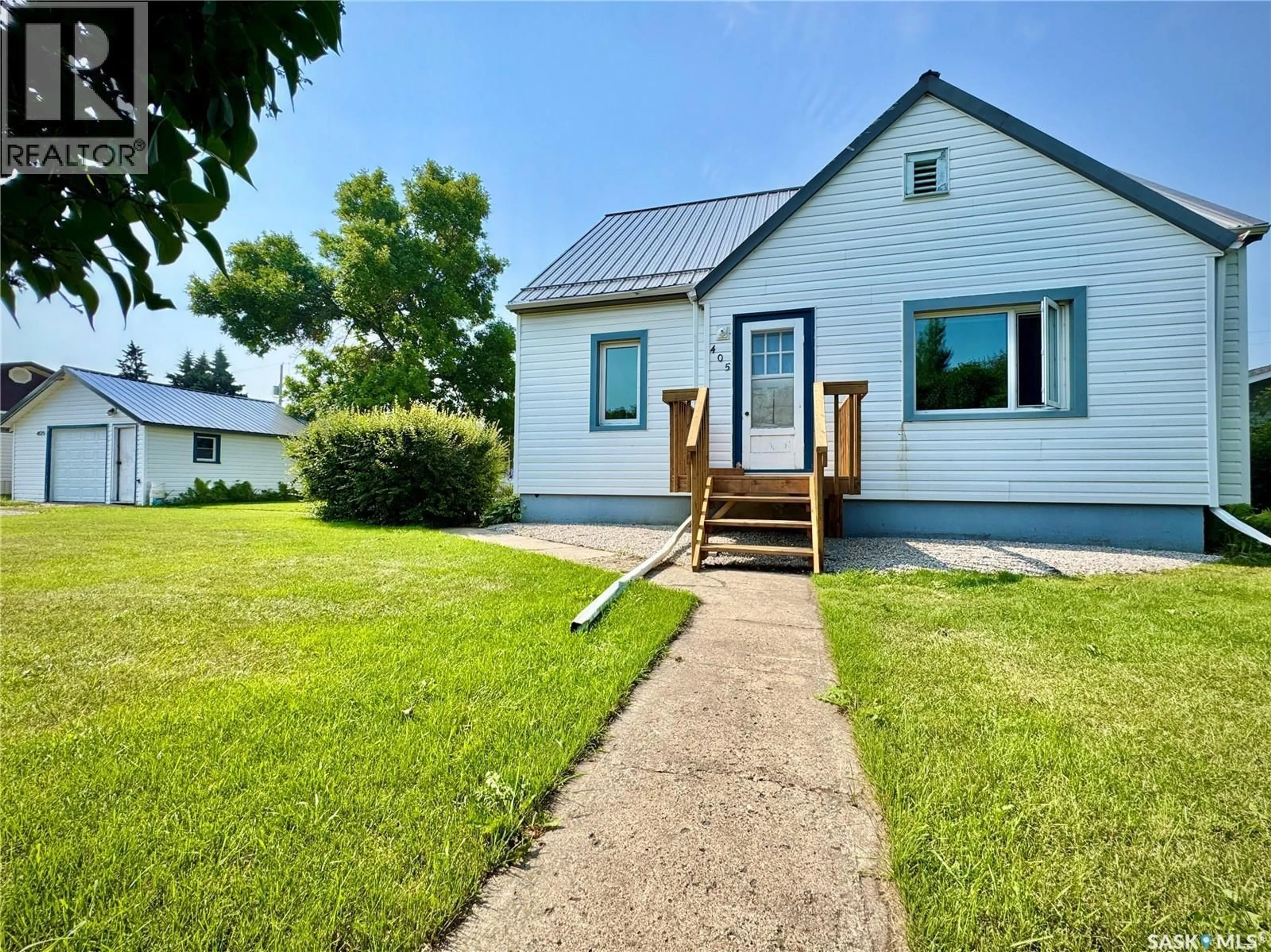 Home with vinyl exterior material, street for 405 MARCH AVENUE, Langenburg Saskatchewan S0A0A0