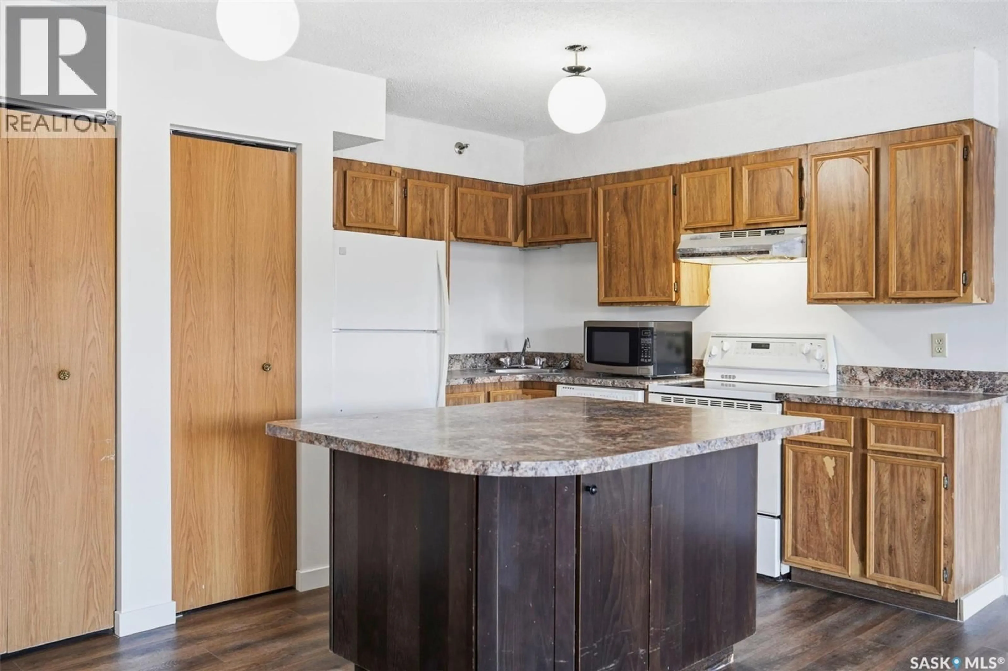 Standard kitchen, unknown for N - 401 405 5TH AVENUE, Saskatoon Saskatchewan S7K6Z3