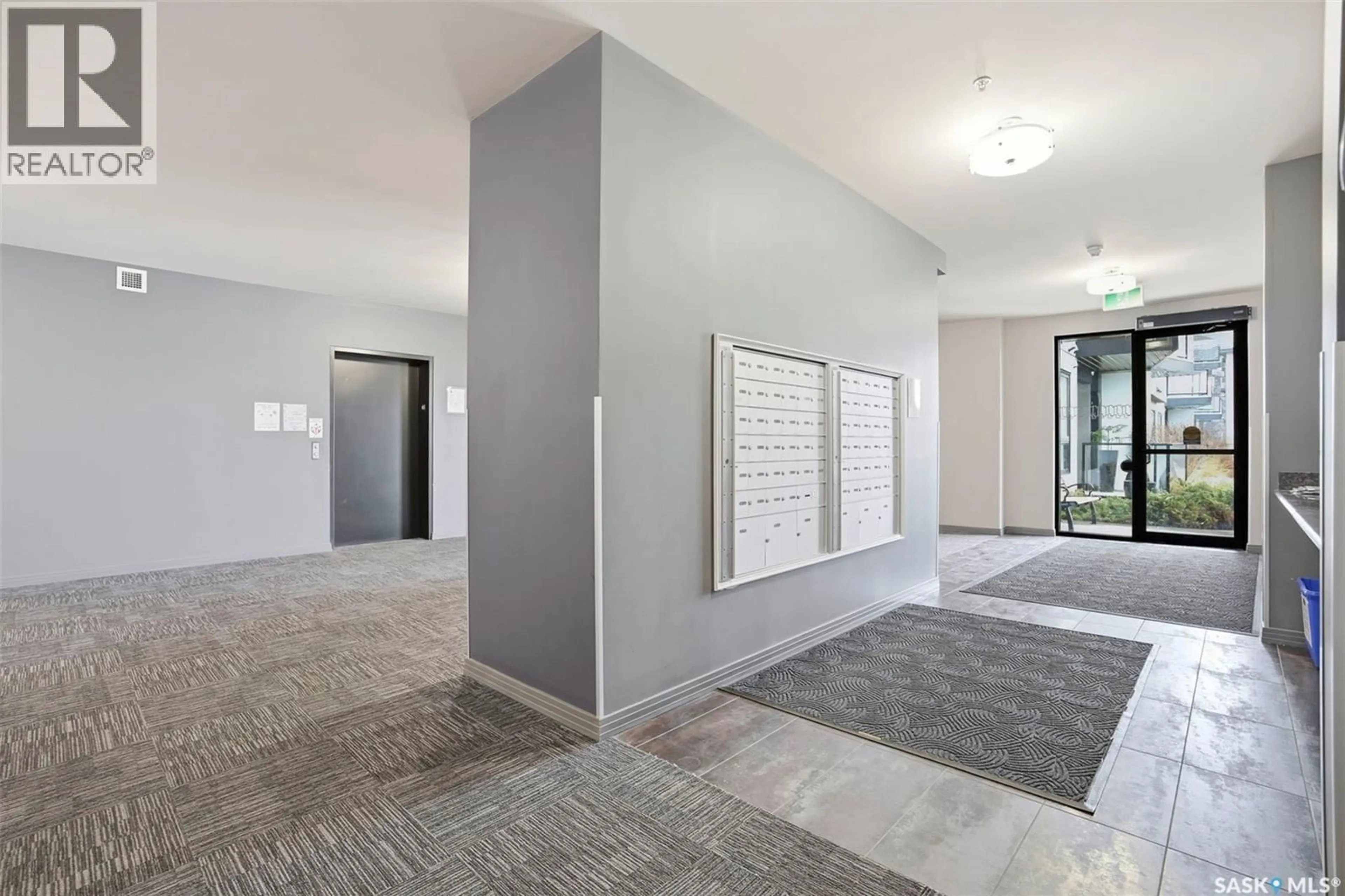 Indoor foyer for 102 225 MANINGAS BEND, Saskatoon Saskatchewan S7W0P9
