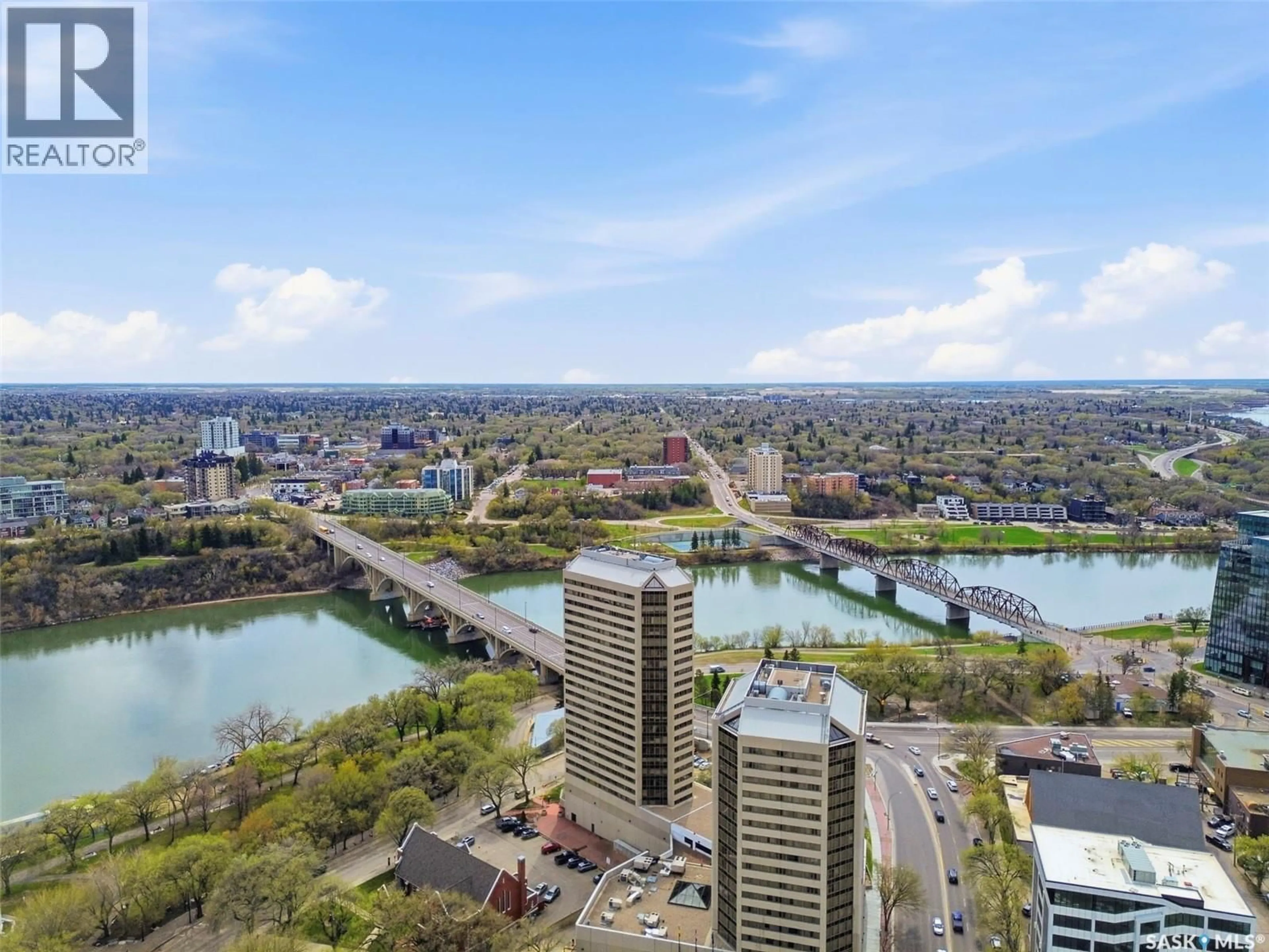A pic from outside/outdoor area/front of a property/back of a property/a pic from drone, water/lake/river/ocean view for 424 - 1670 SPADINA CRESCENT, Saskatoon Saskatchewan S7K6X7