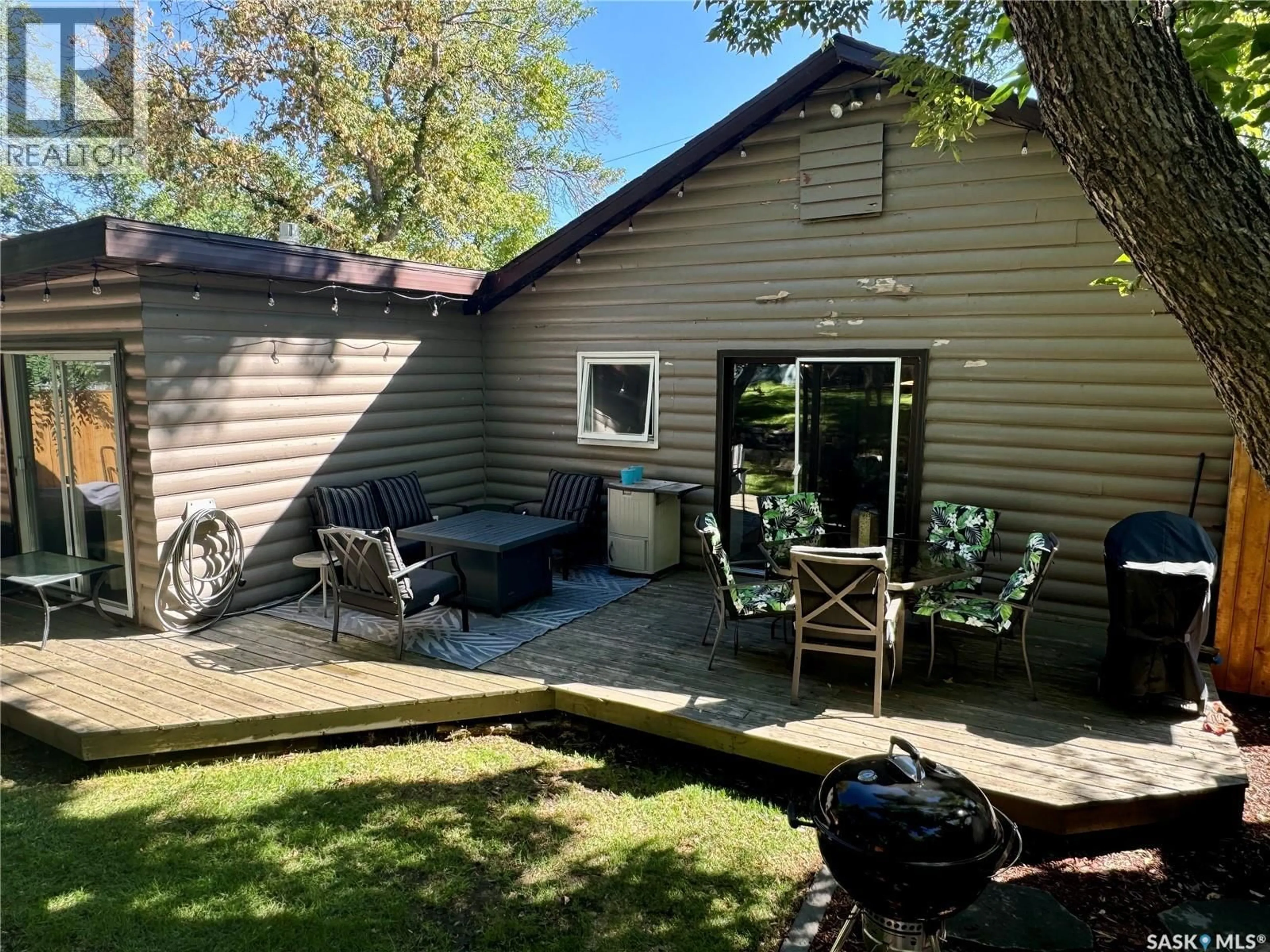 Patio, unknown for 338 3RD STREET, Regina Beach Saskatchewan S0G4C0