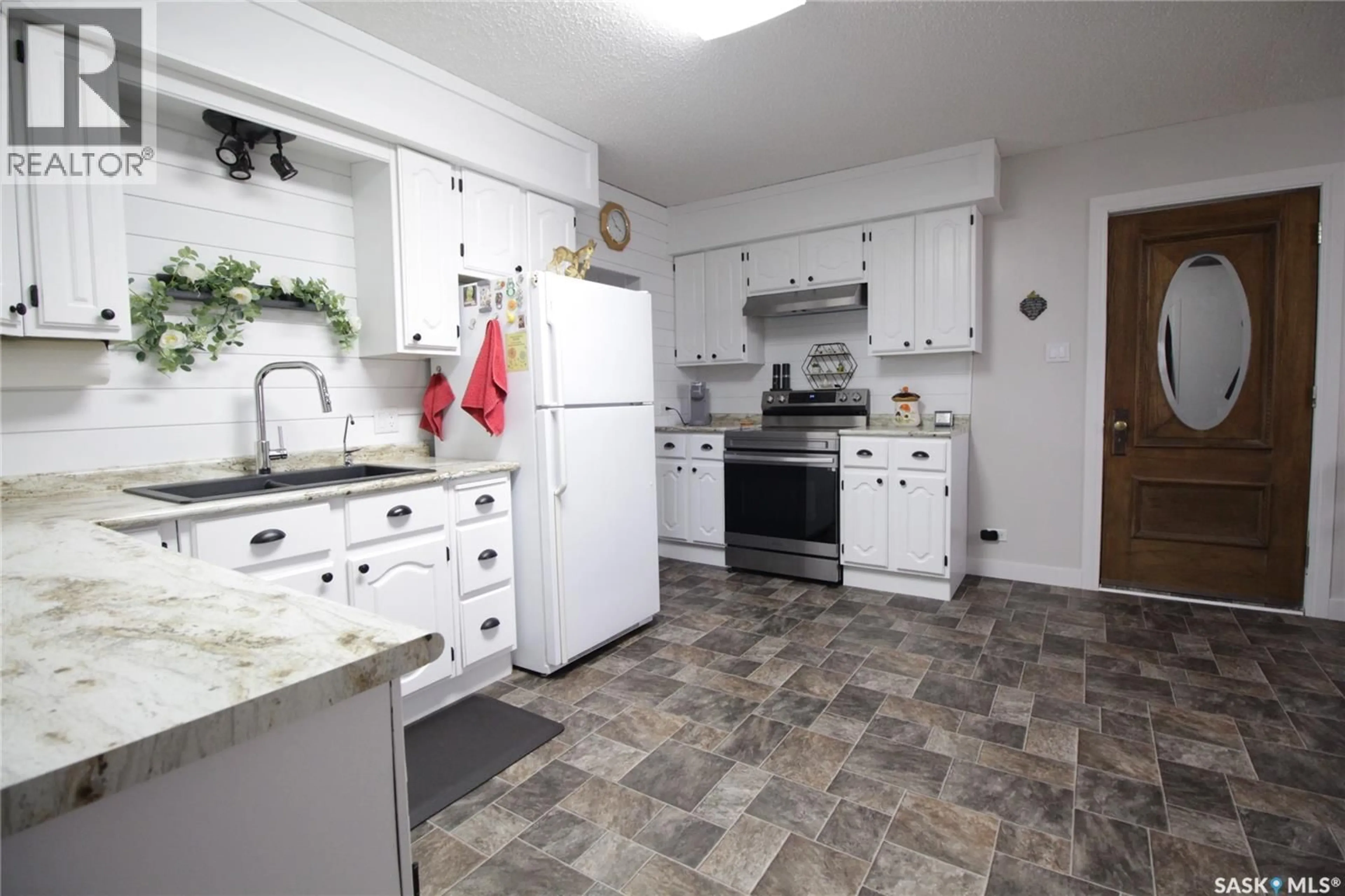Standard kitchen, ceramic/tile floor for SELBY ACREAGE, Rocanville Rm No. 151 Saskatchewan S0A3L0