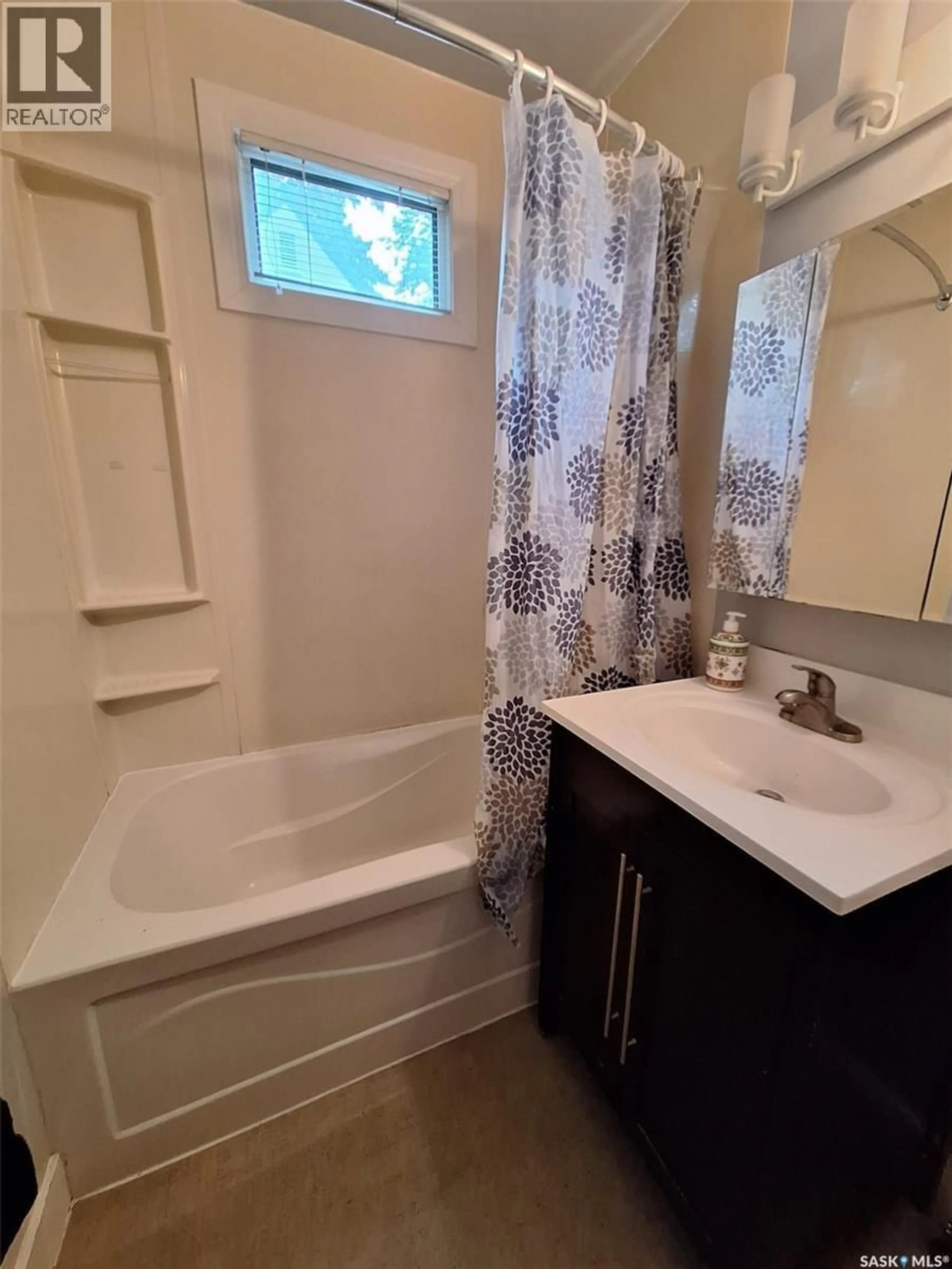 Standard bathroom, ceramic/tile floor for 312 MCKINNON AVENUE, Saskatoon Saskatchewan S7N1J6