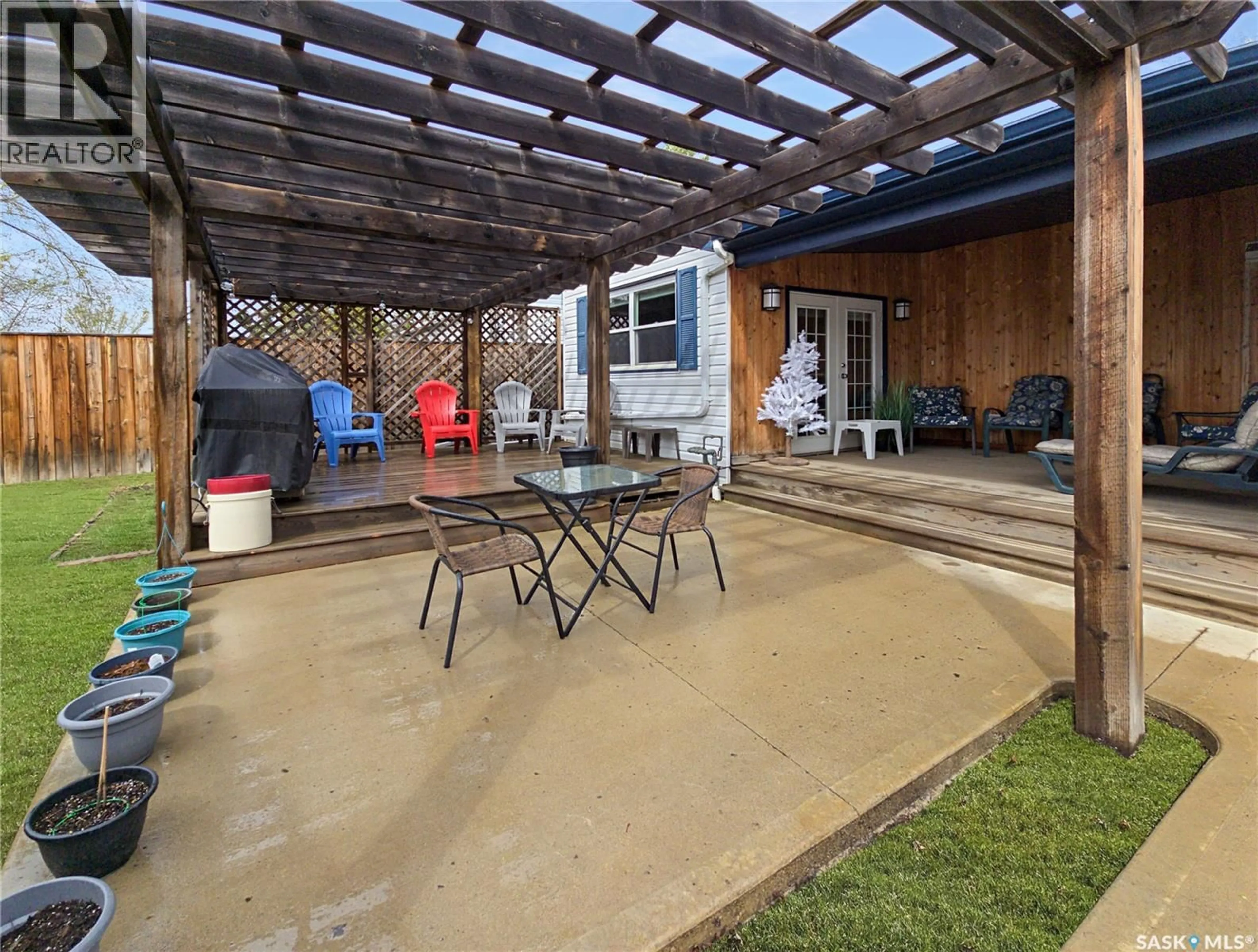 Patio, street for 1301 W AVENUE N, Saskatoon Saskatchewan S7L3J2