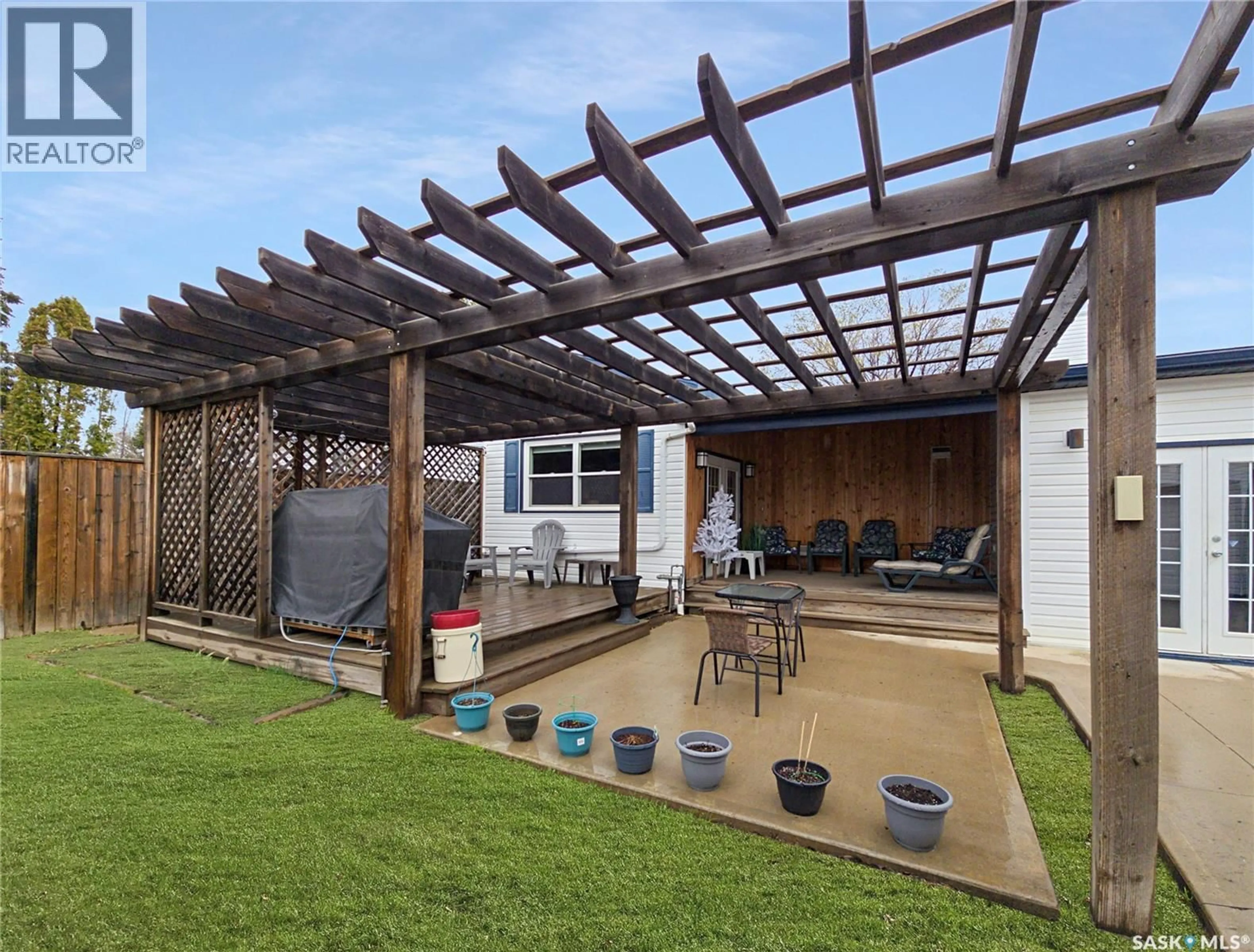 Patio, street for 1301 W AVENUE N, Saskatoon Saskatchewan S7L3J2