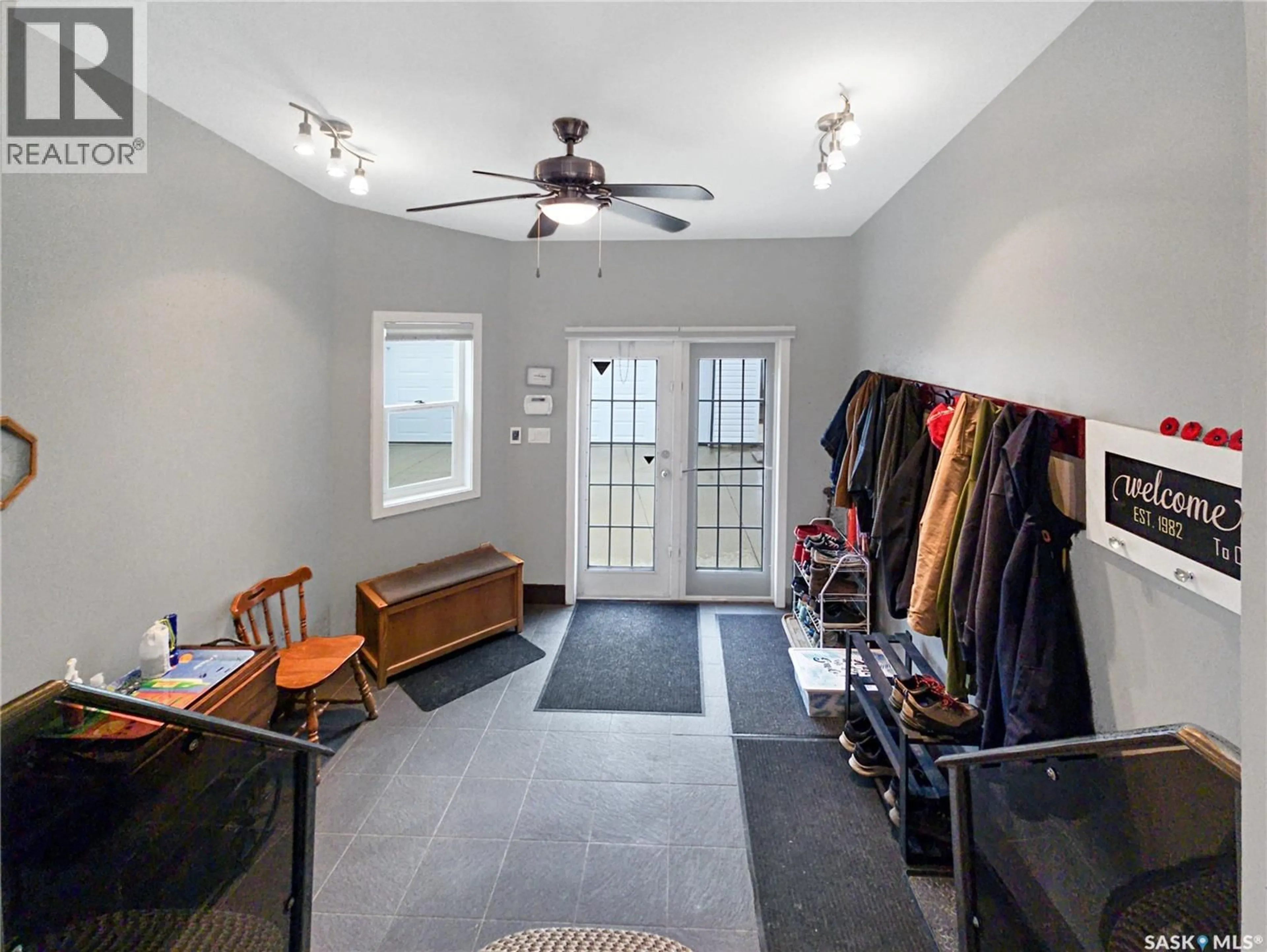Indoor entryway for 1301 W AVENUE N, Saskatoon Saskatchewan S7L3J2