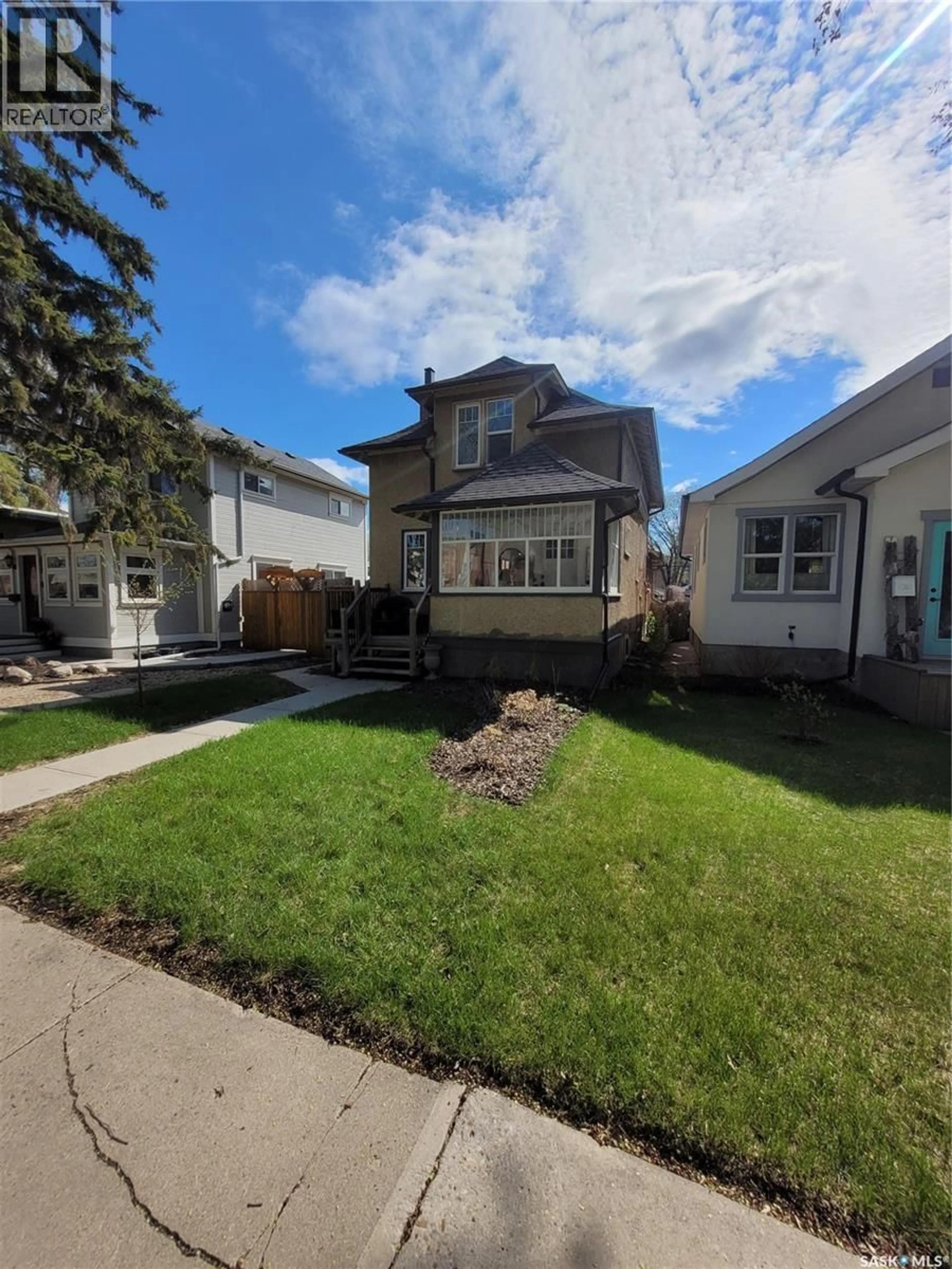 A pic from outside/outdoor area/front of a property/back of a property/a pic from drone, street for 916 6TH AVENUE, Saskatoon Saskatchewan S7K2T4