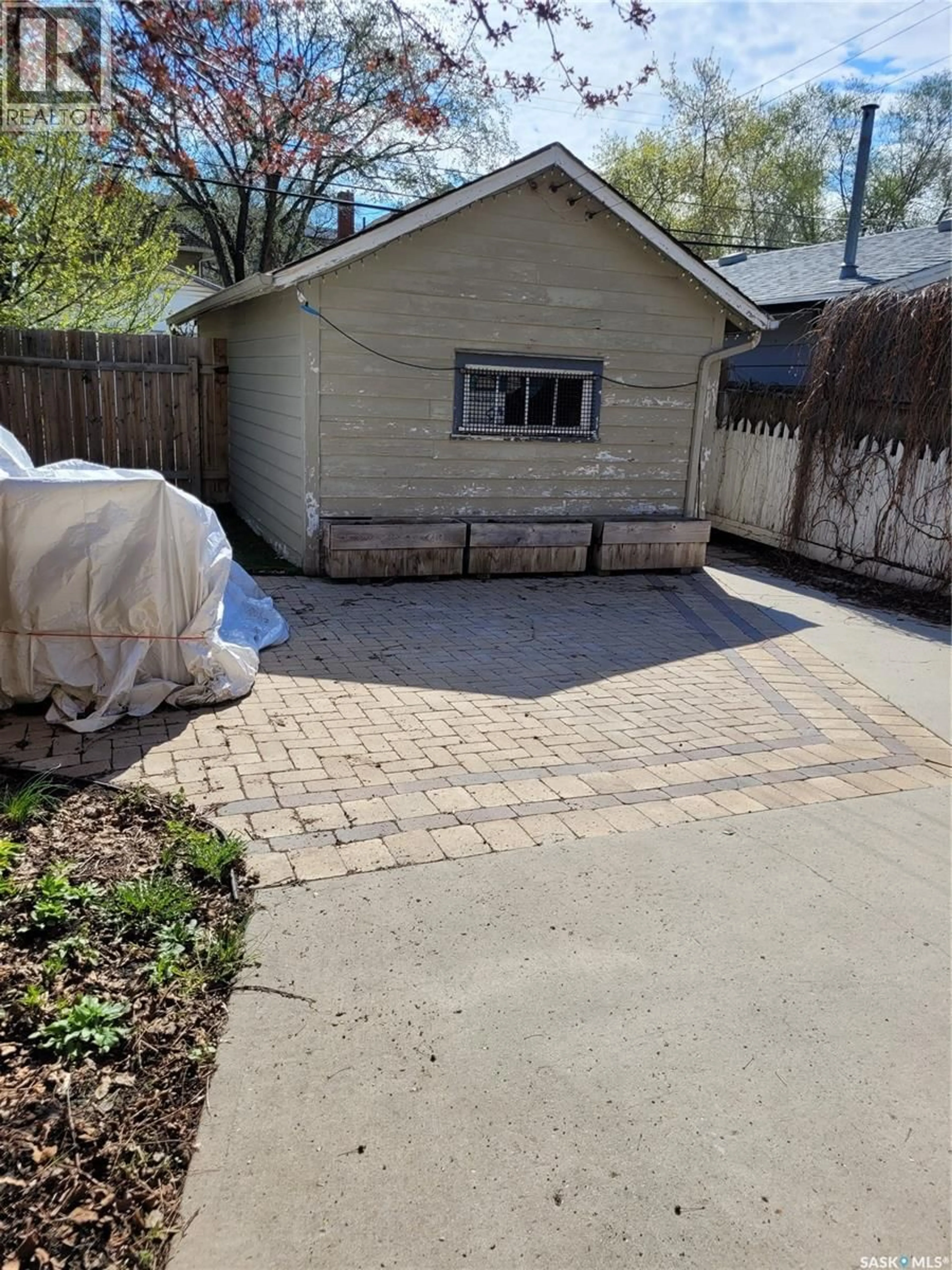 Patio, street for 916 6TH AVENUE, Saskatoon Saskatchewan S7K2T4