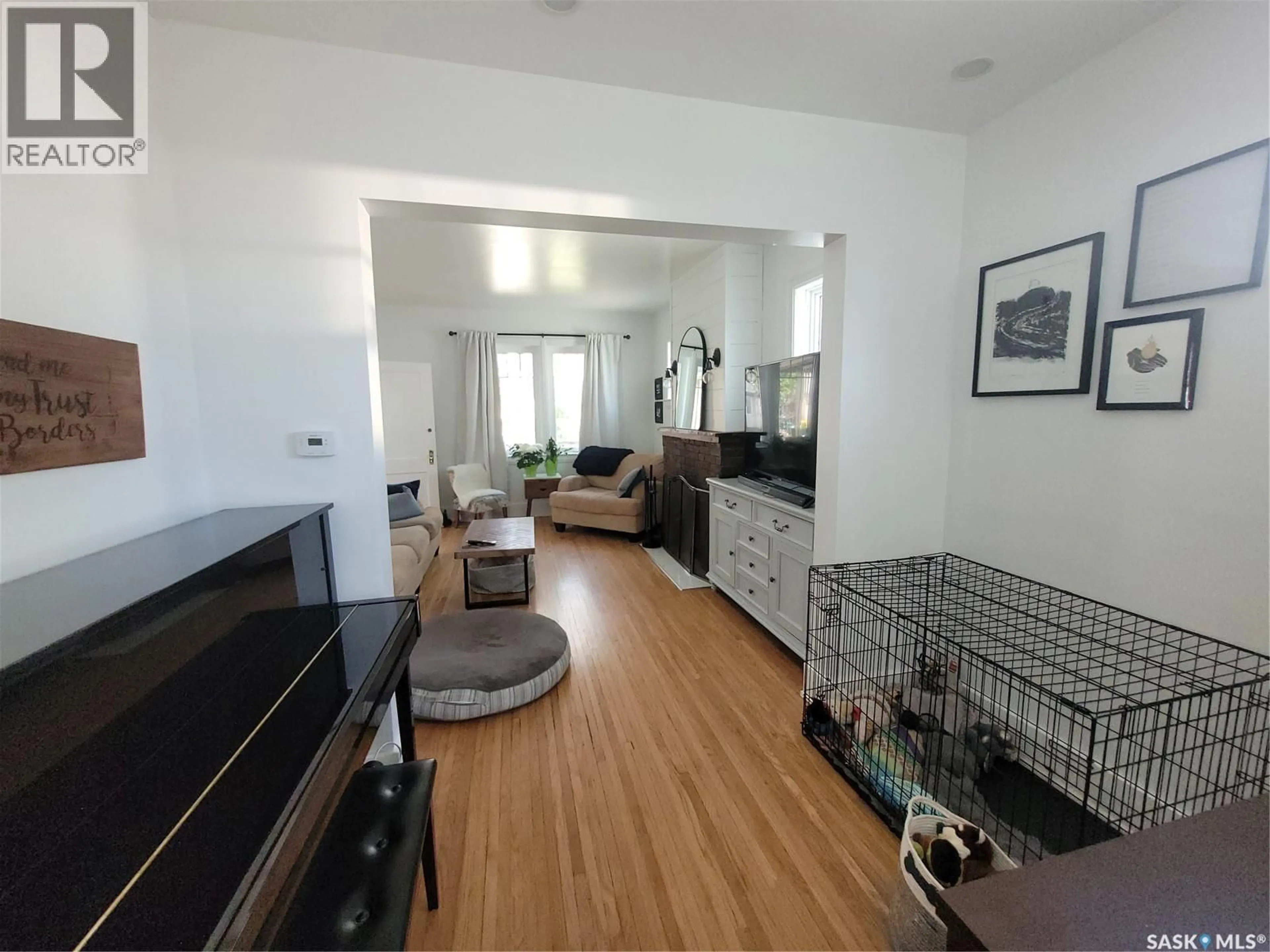 Living room with furniture, unknown for 916 6TH AVENUE, Saskatoon Saskatchewan S7K2T4