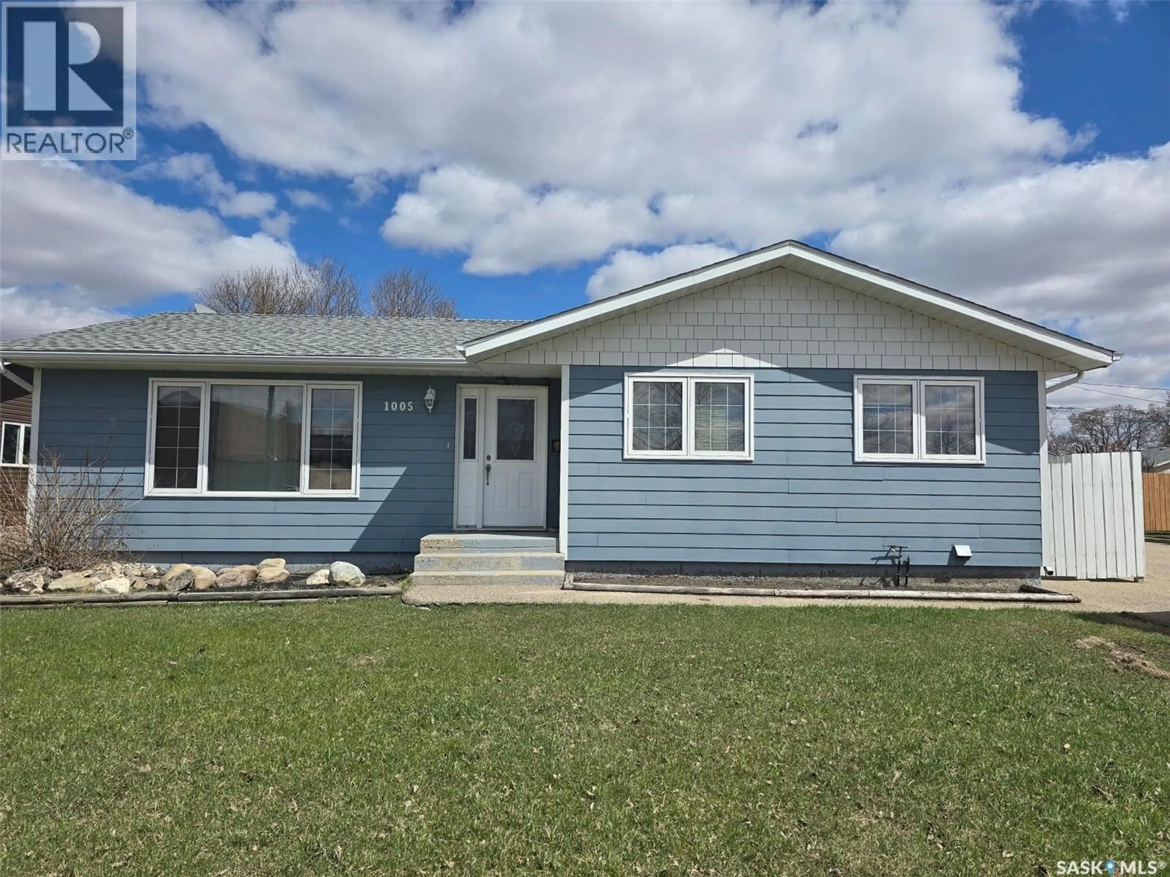 Home with vinyl exterior material, street for 1005 ANDERSON STREET, Grenfell Saskatchewan S0G2B0