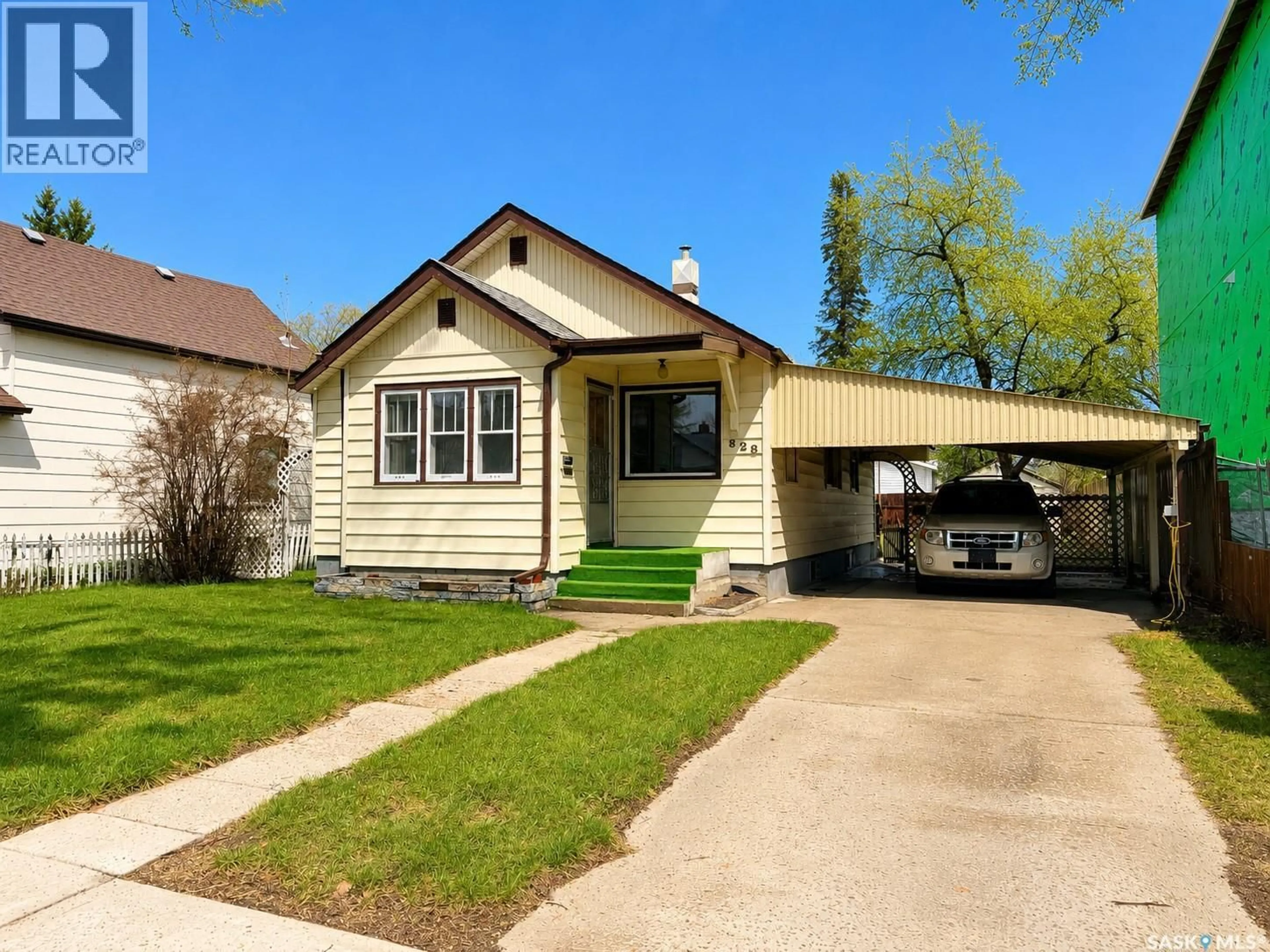 Home with vinyl exterior material, street for 828 I AVENUE, Saskatoon Saskatchewan S7M1Z3