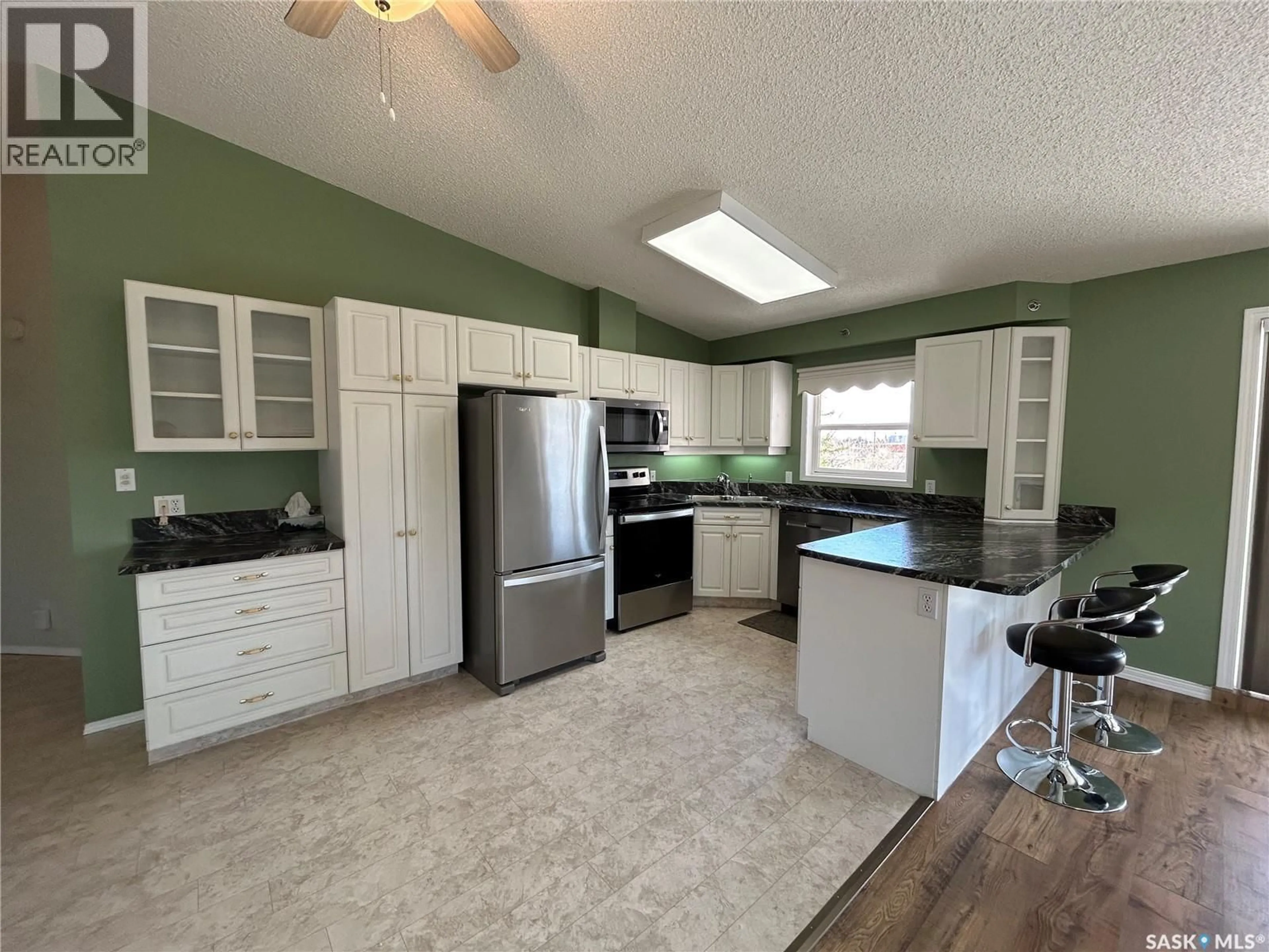 Open concept kitchen, ceramic/tile floor for 408 740 9TH STREET, Humboldt Saskatchewan S0K2A0