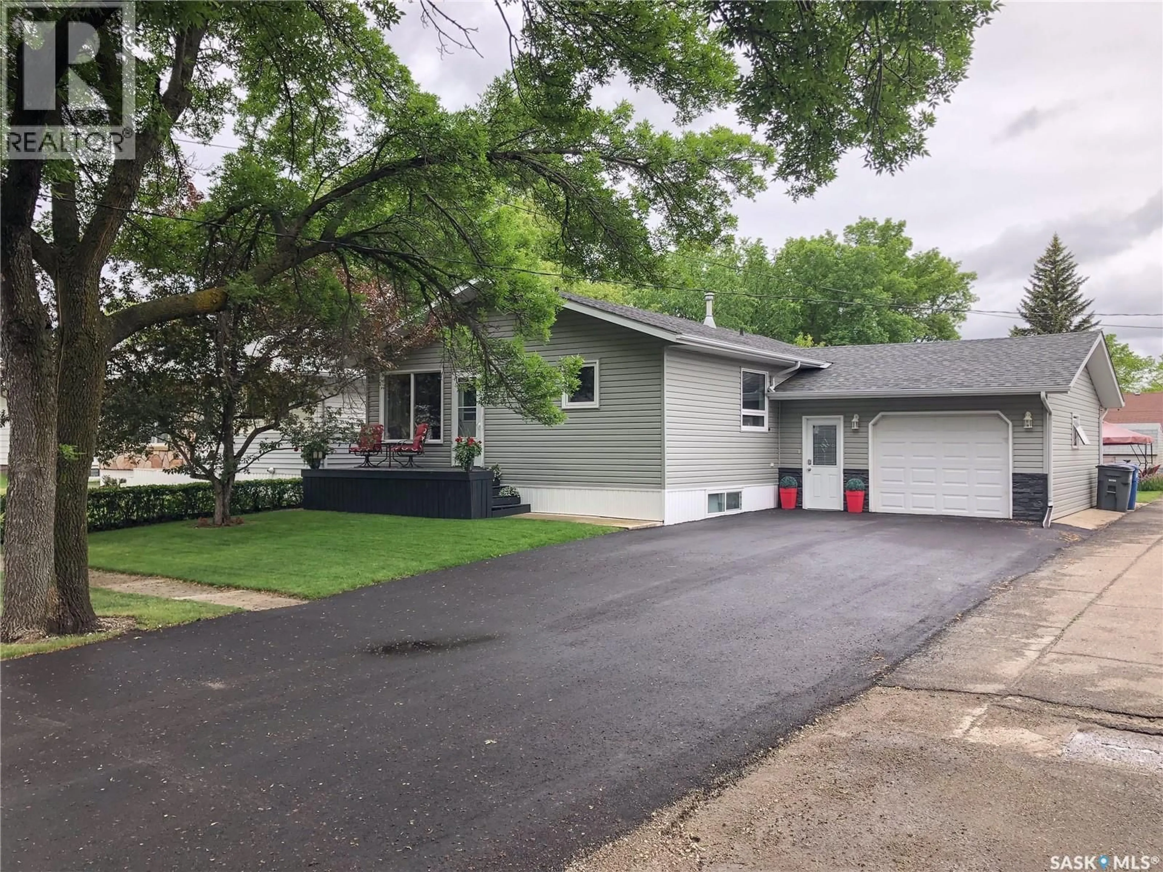 Home with vinyl exterior material, street for 812 QU'APPELLE STREET, Grenfell Saskatchewan S0G2B0