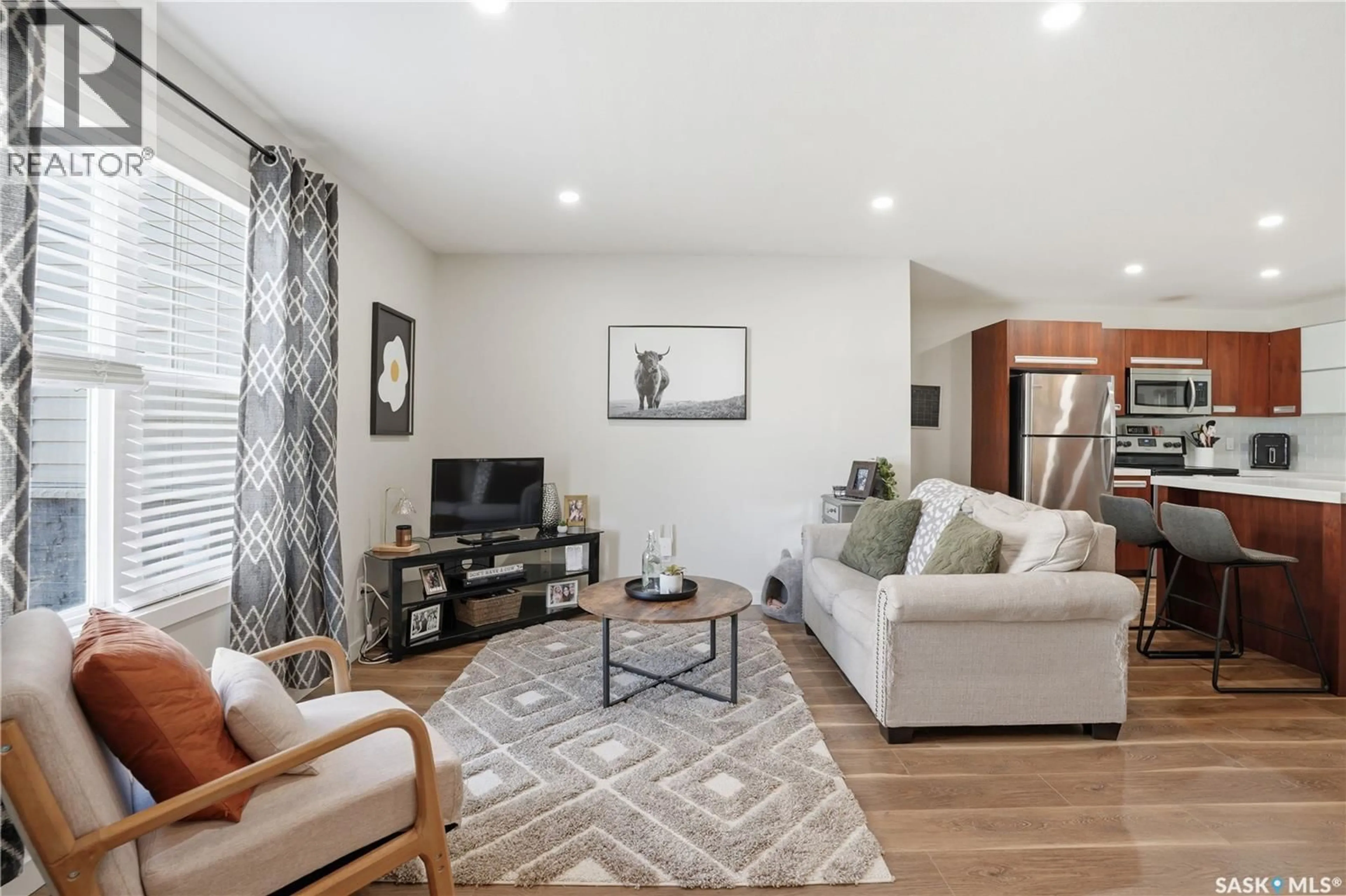 Living room with furniture, unknown for 1015 - 2203 PATRICK CRESCENT, Saskatoon Saskatchewan S7W0M3