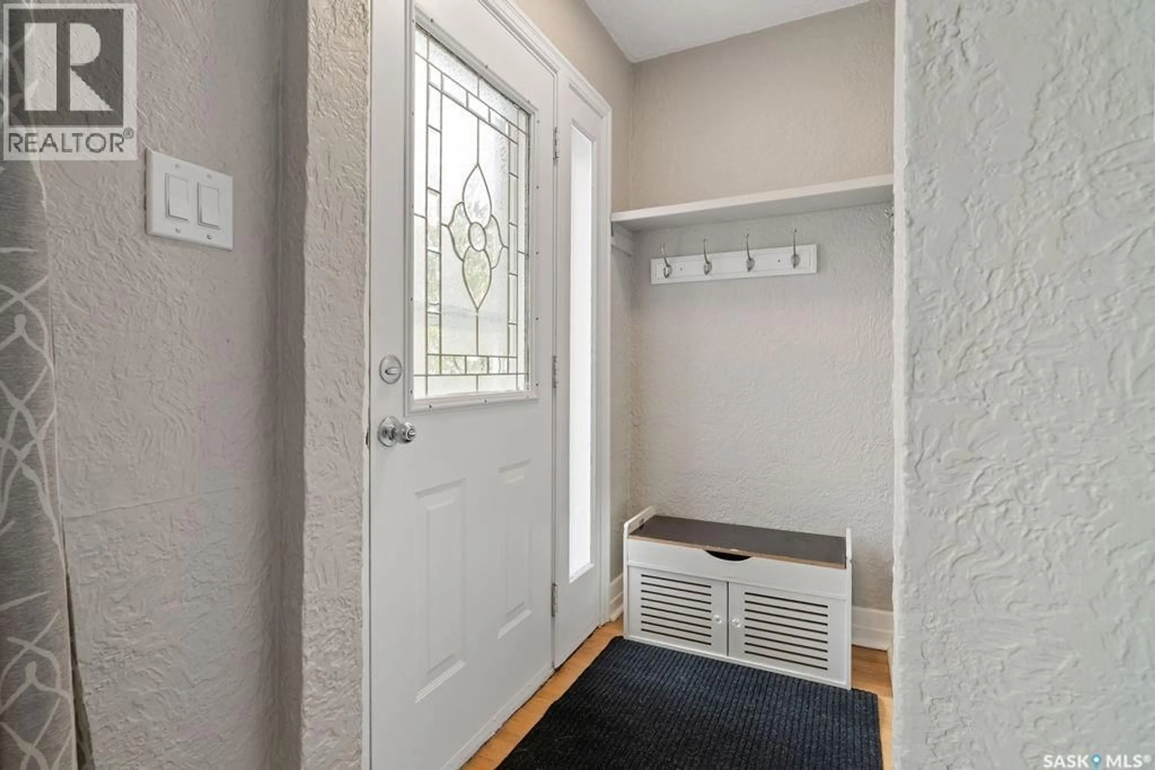 Indoor entryway for 2111 QUEEN STREET, Regina Saskatchewan S4T4C4