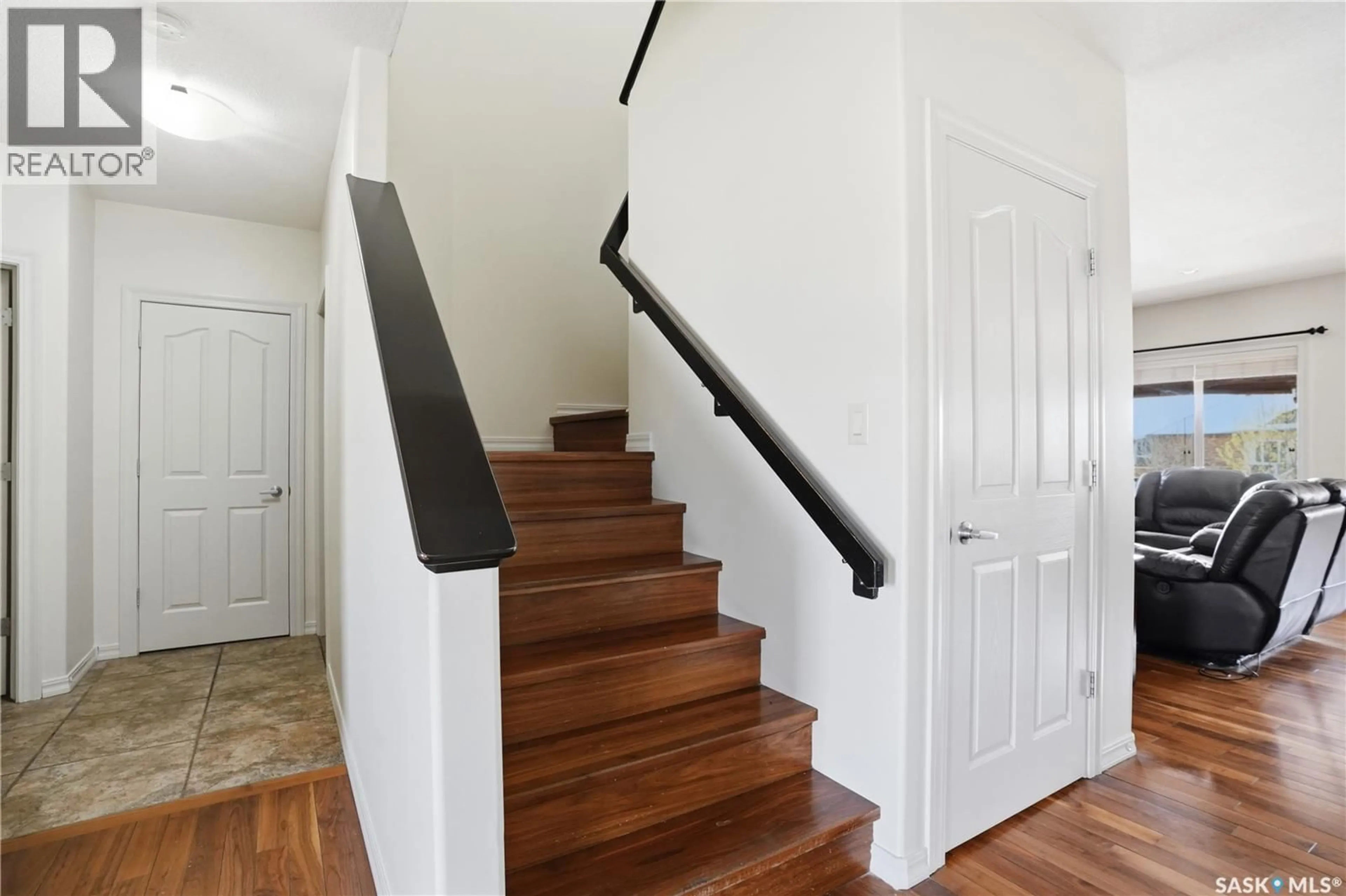 Stairs for 7111 WASCANA COVE DRIVE, Regina Saskatchewan S4V3G1