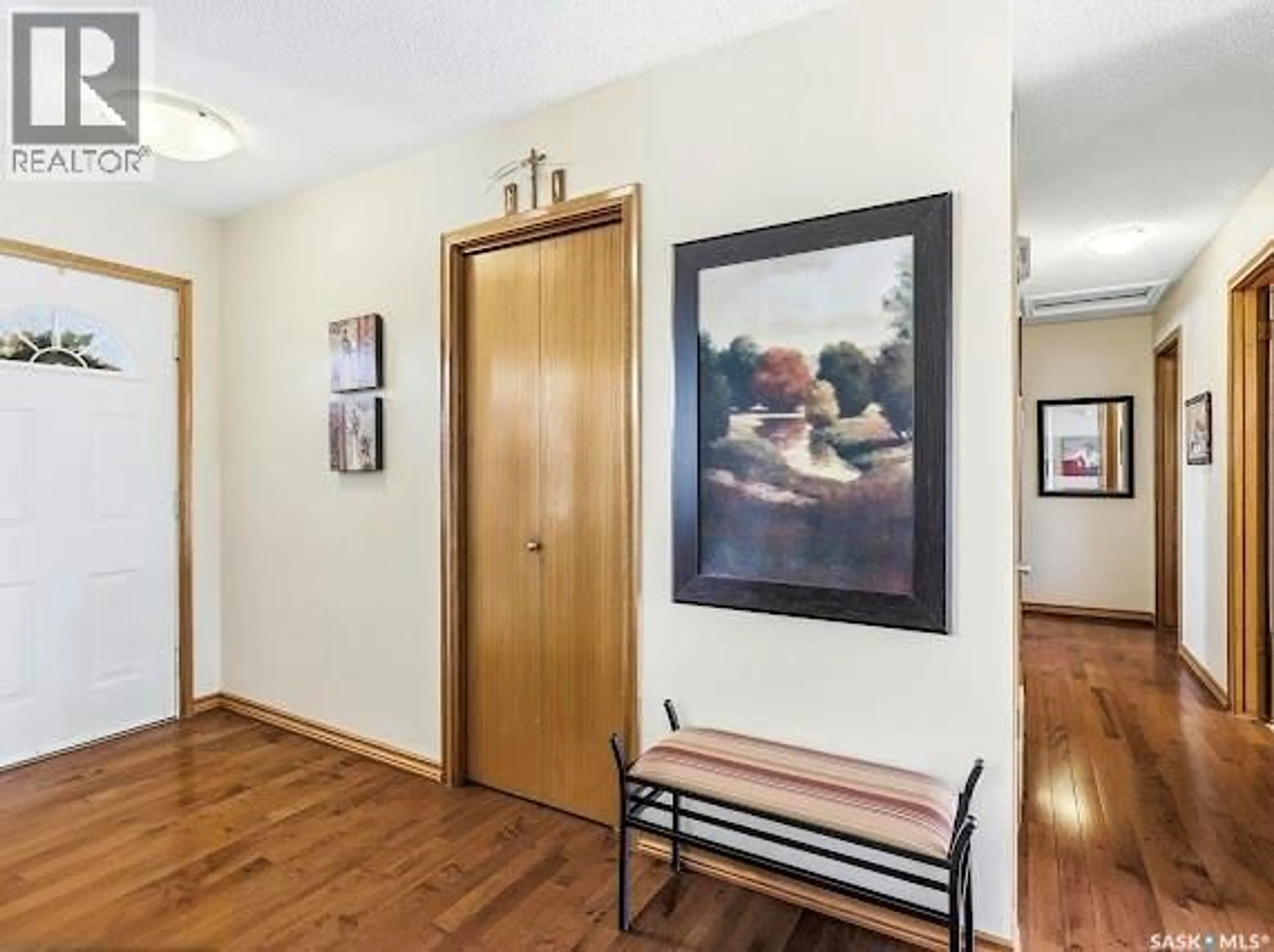 Indoor entryway for 661 DALGLIESH DRIVE, Regina Saskatchewan S4R6R1
