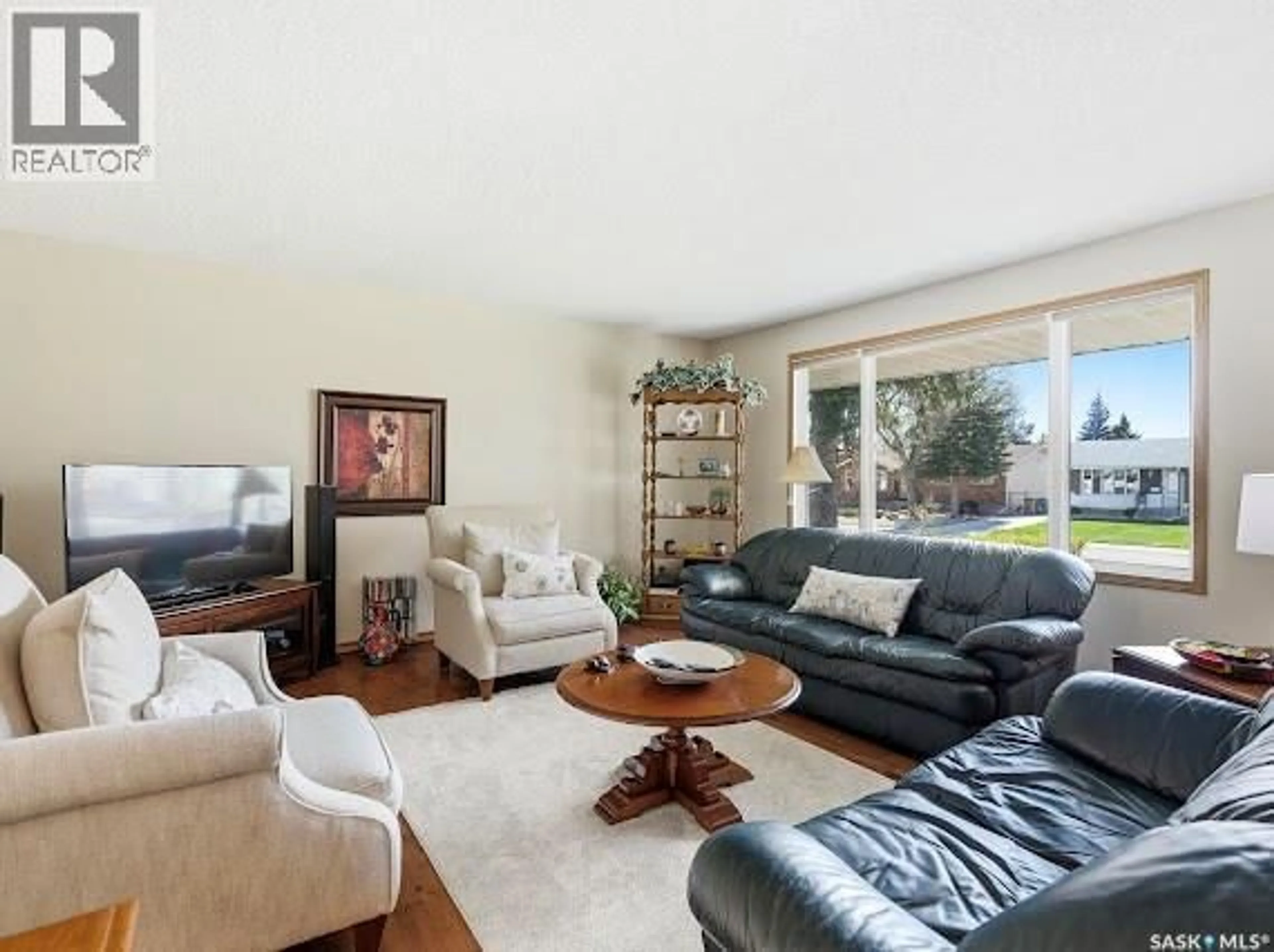 Living room with furniture, unknown for 661 DALGLIESH DRIVE, Regina Saskatchewan S4R6R1