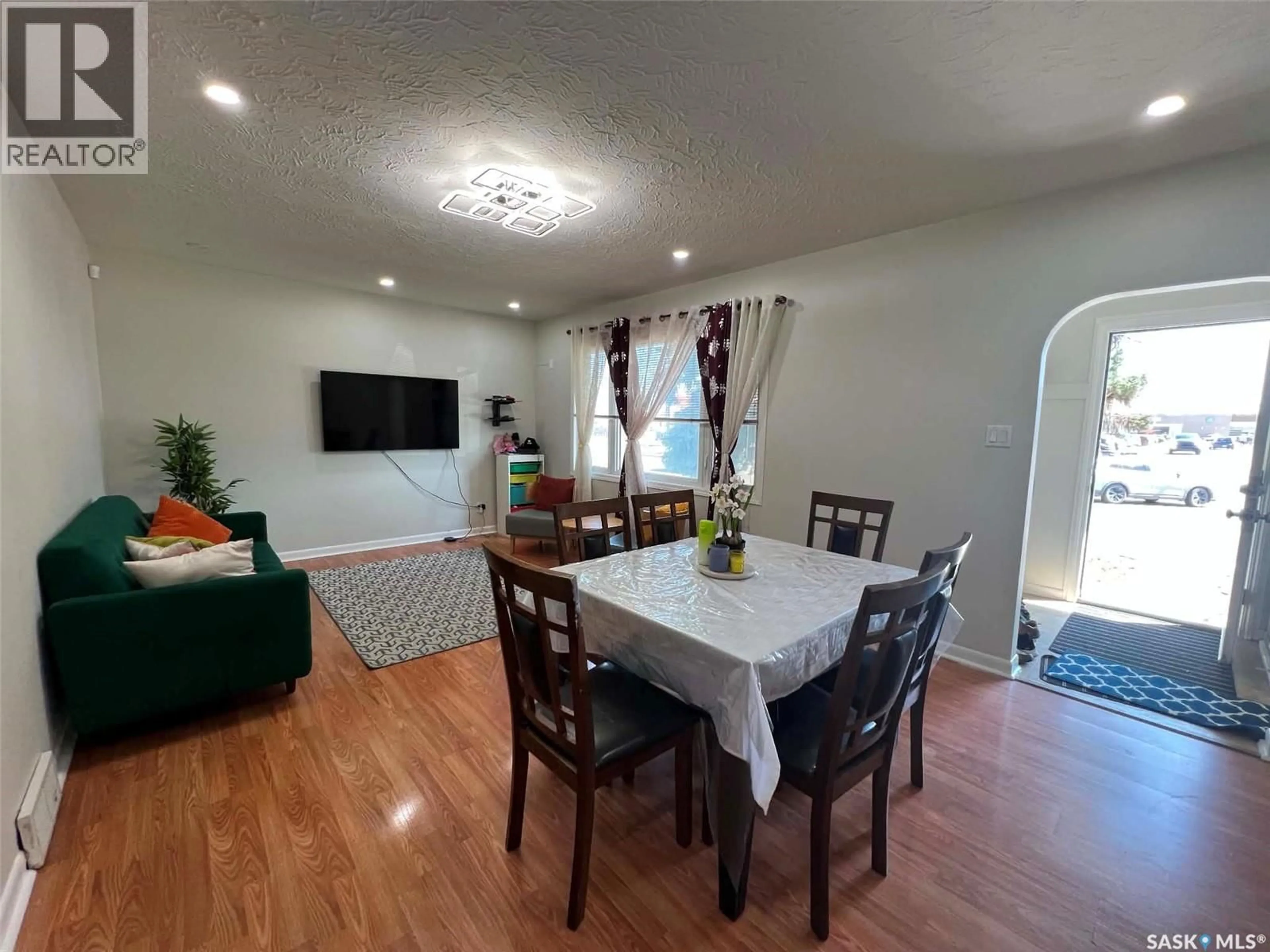 Dining room, wood/laminate floor for 1116 CUMBERLAND AVENUE, Saskatoon Saskatchewan S7H2L7