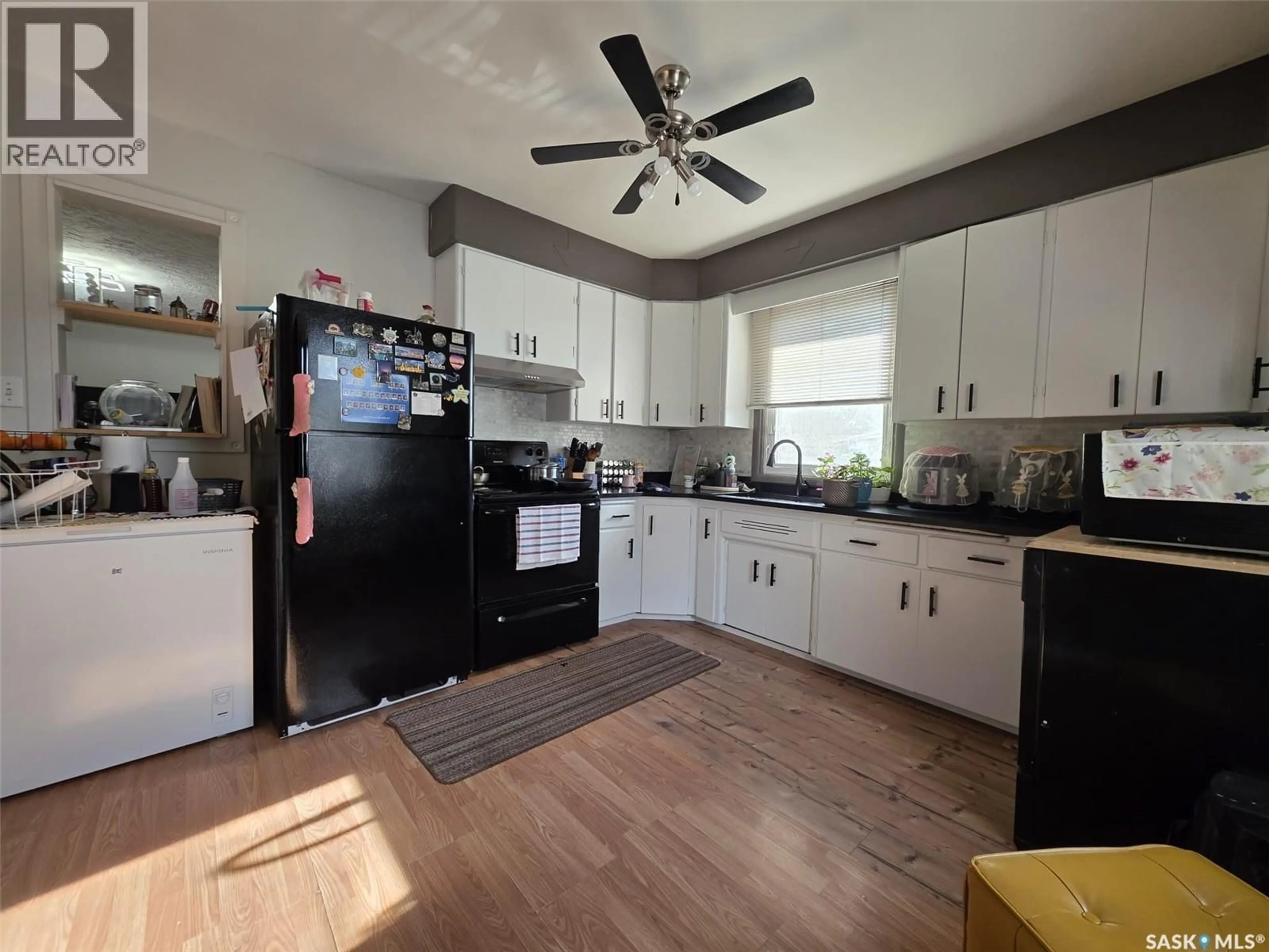 Open concept kitchen, unknown for 1116 CUMBERLAND AVENUE, Saskatoon Saskatchewan S7H2L7
