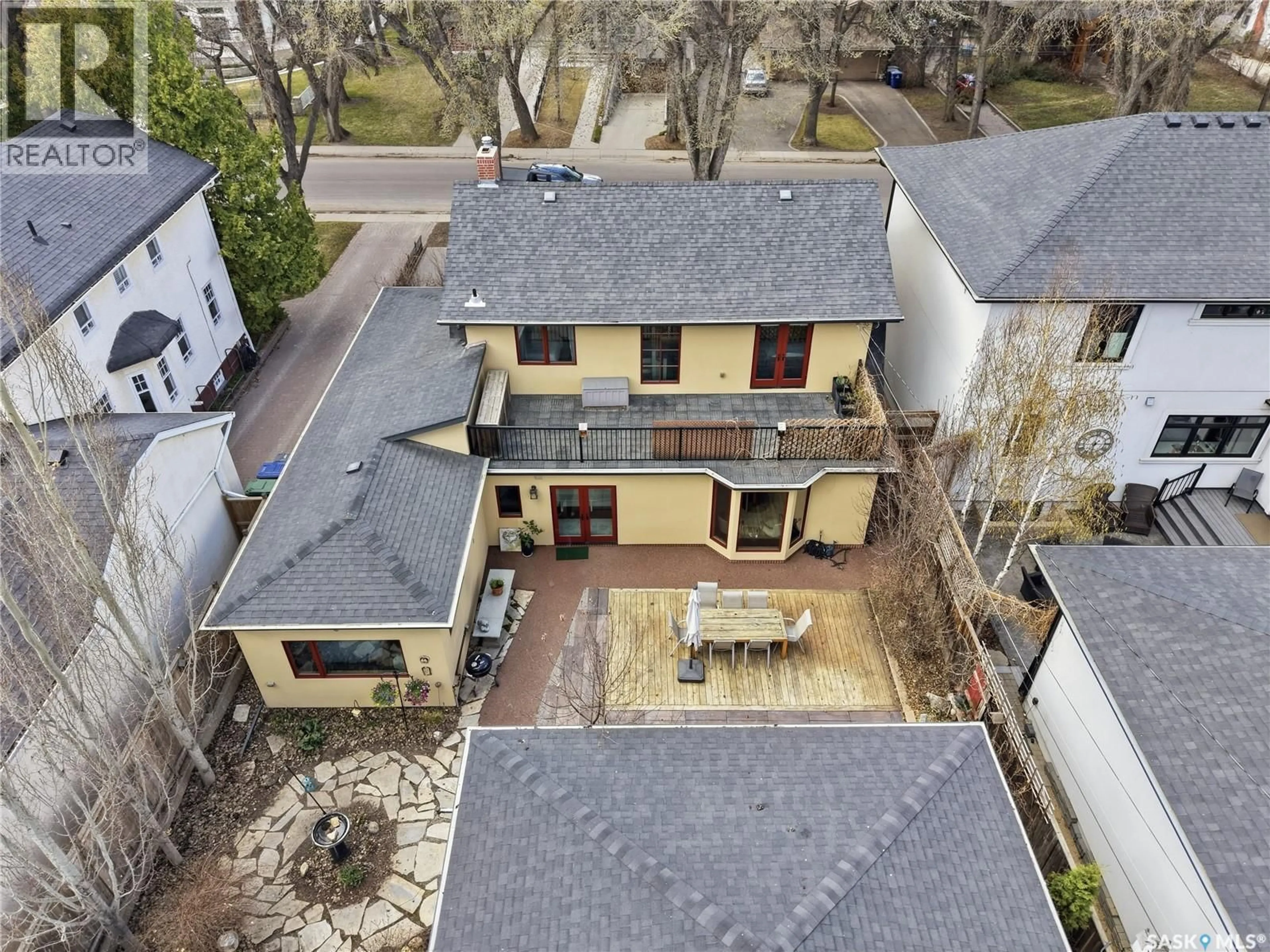 A pic from outside/outdoor area/front of a property/back of a property/a pic from drone, street for 208 SASKATCHEWAN CRESCENT, Saskatoon Saskatchewan S7M0A5