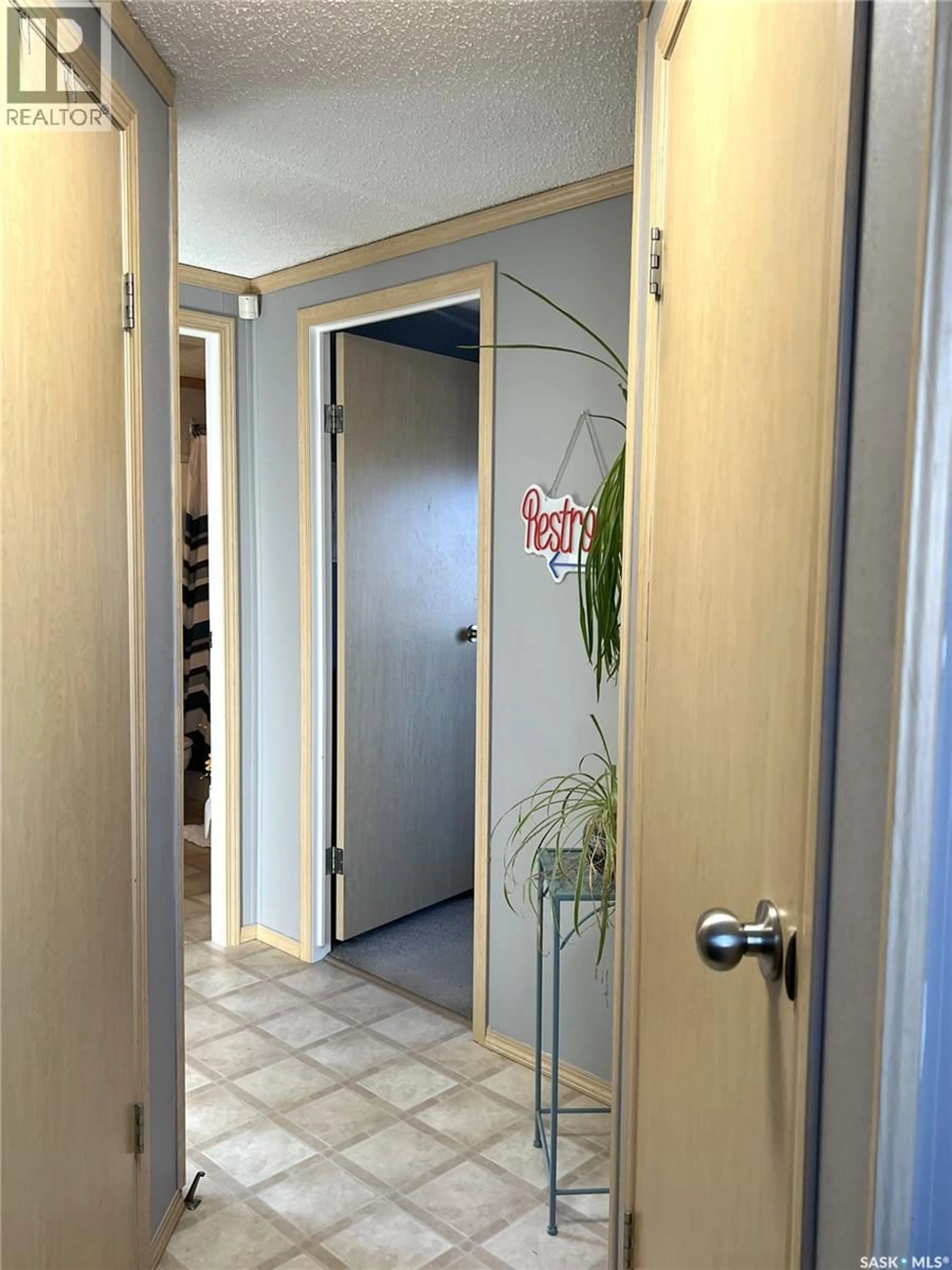 Indoor foyer for 514 6TH AVENUE, Meadow Lake Saskatchewan S9X1J3