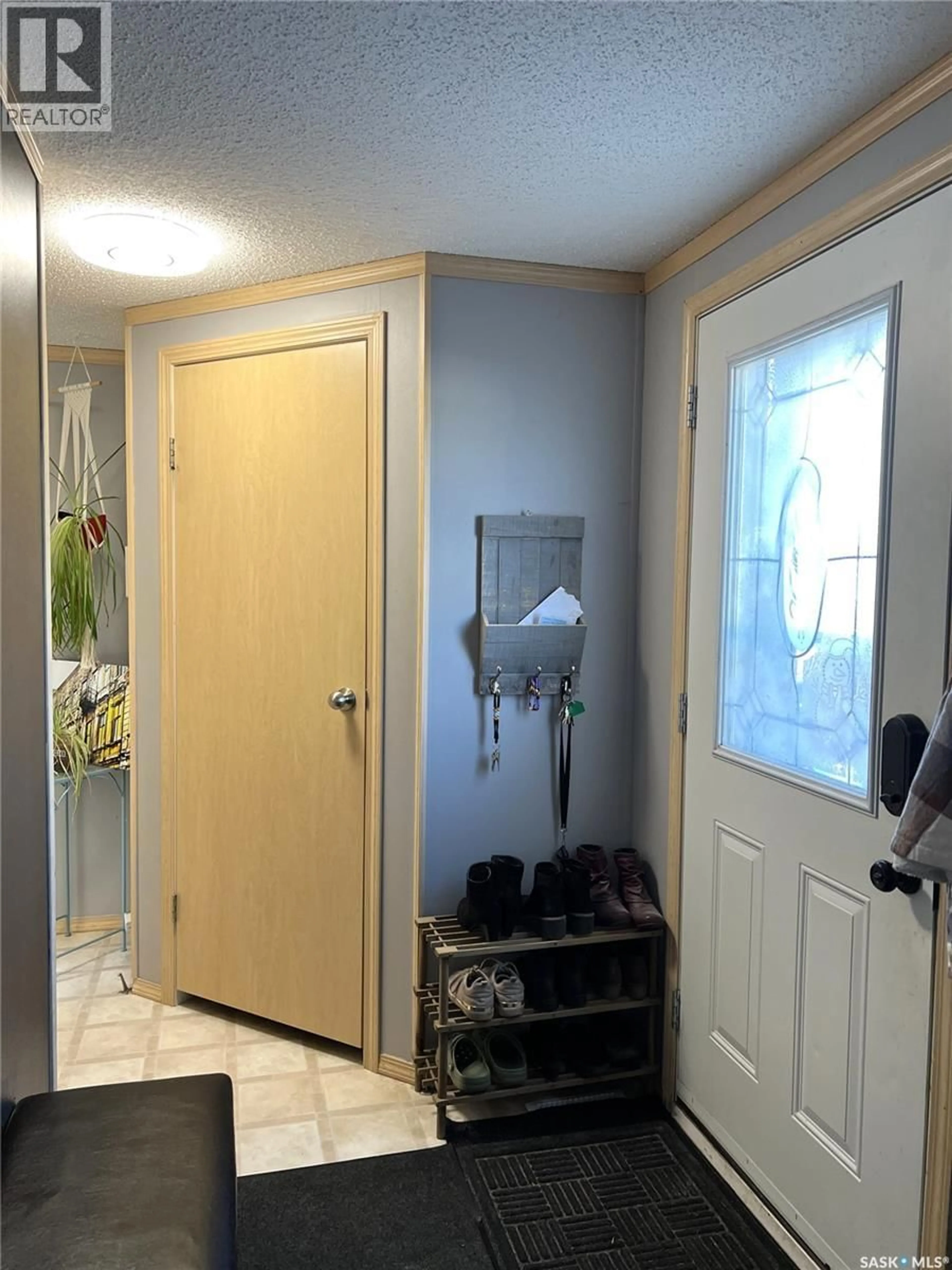 Indoor entryway for 514 6TH AVENUE, Meadow Lake Saskatchewan S9X1J3