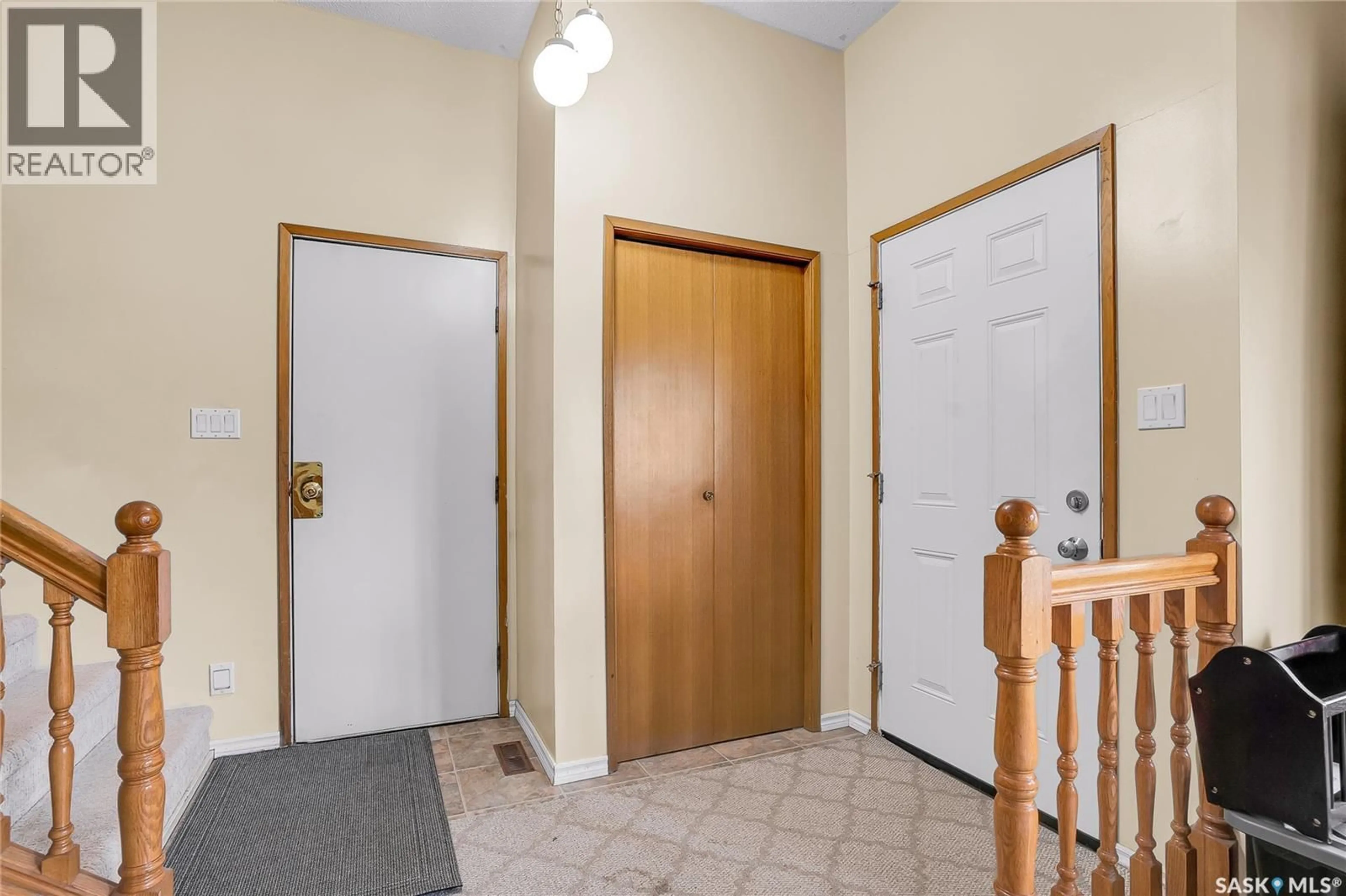 Indoor foyer for 370 KELLINS CRESCENT, Saskatoon Saskatchewan S7N2X6