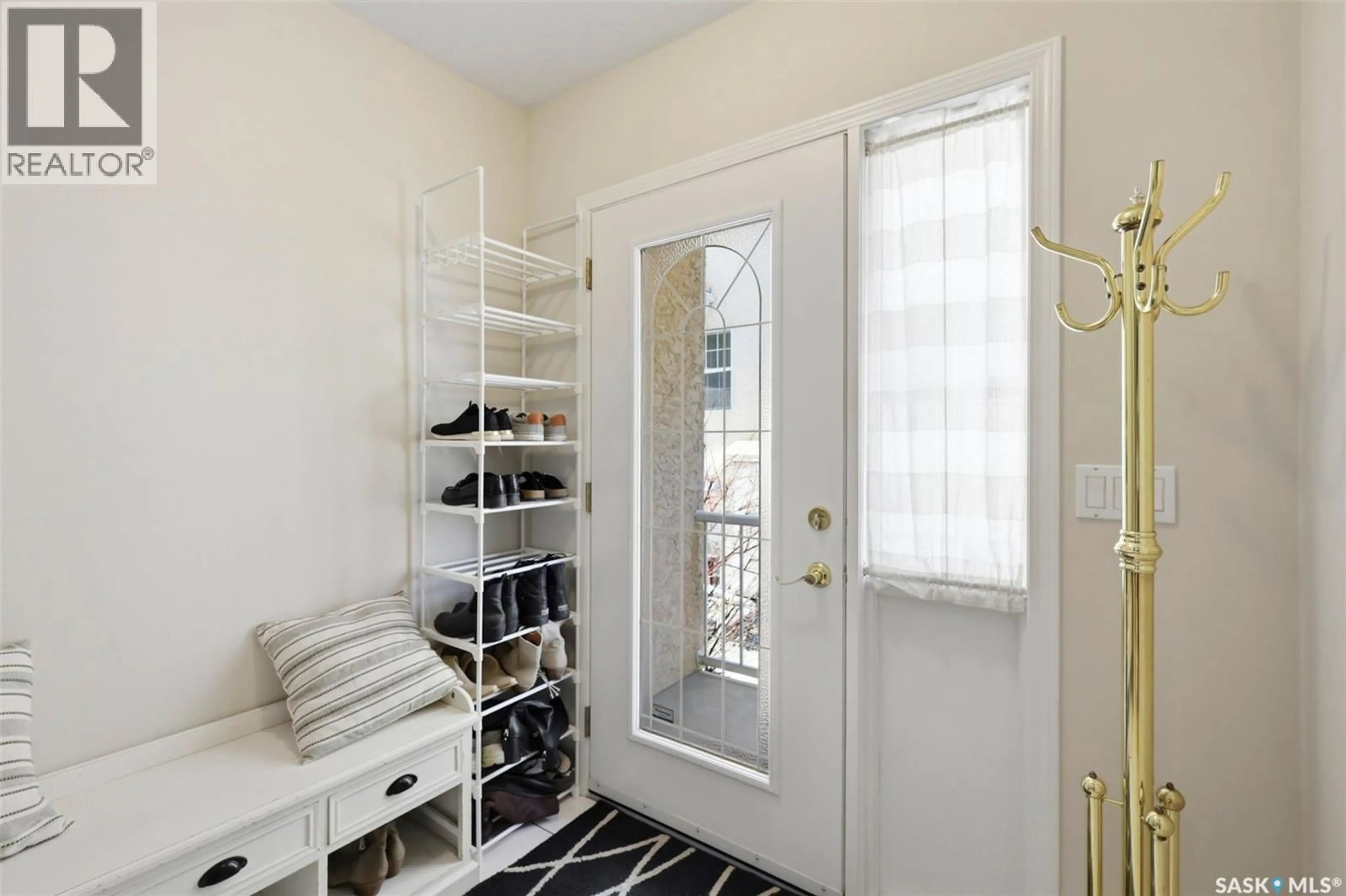 Indoor entryway for 901 9TH STREET, Saskatoon Saskatchewan S7H0M9