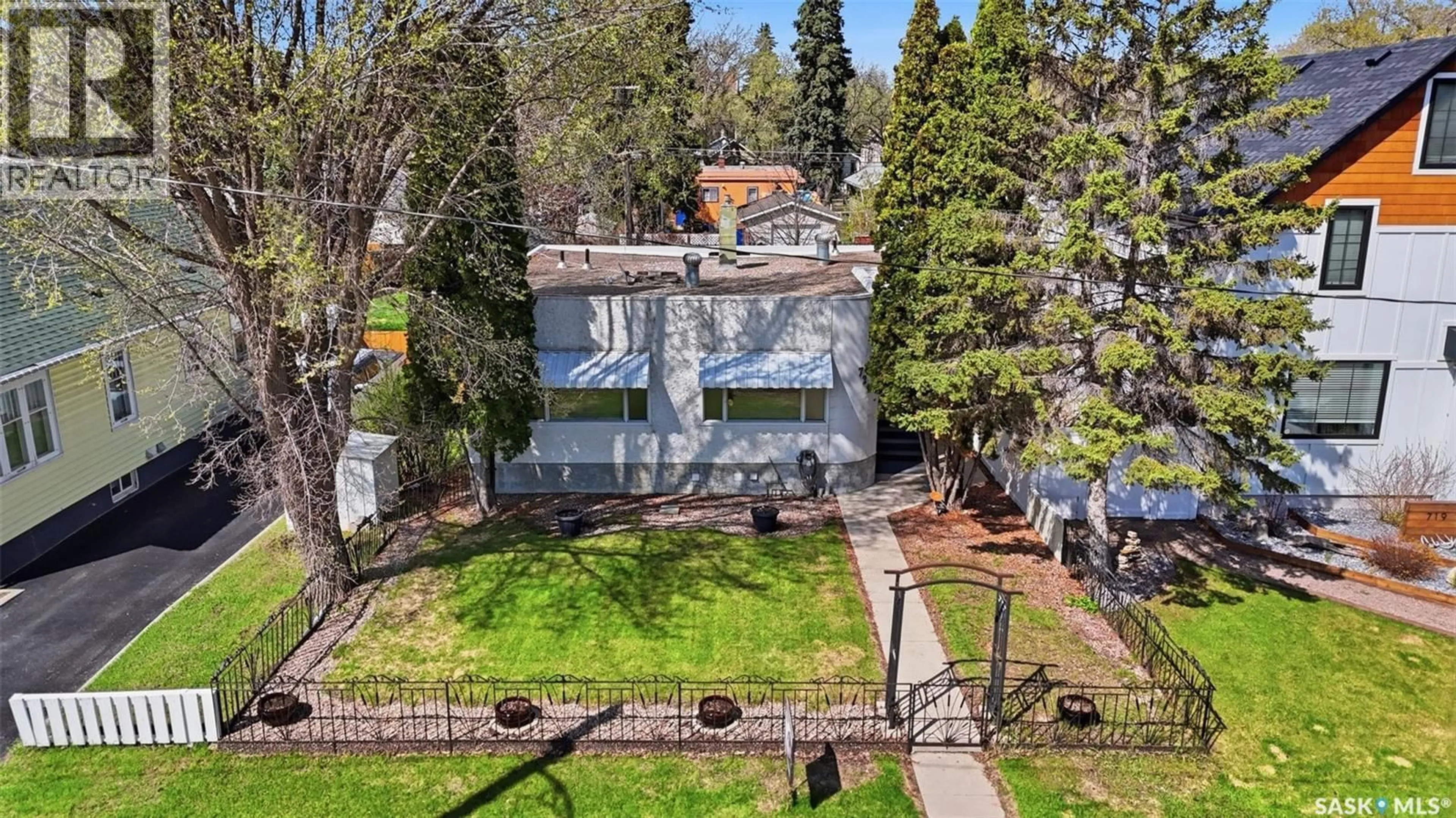A pic from outside/outdoor area/front of a property/back of a property/a pic from drone, street for 721 H AVENUE, Saskatoon Saskatchewan S7M1X2