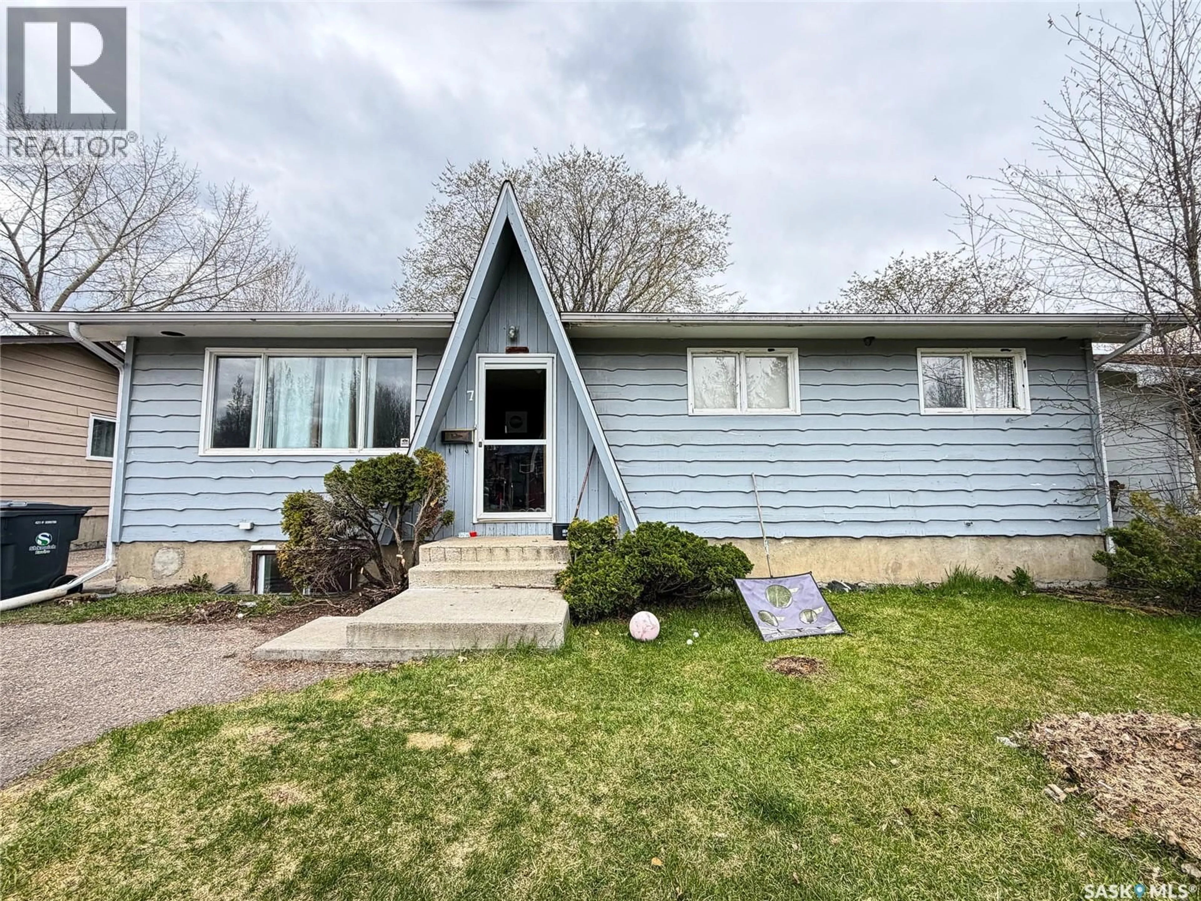 Home with vinyl exterior material, street for 7 DUNFIELD CRESCENT, Meadow Lake Saskatchewan S9X1E6