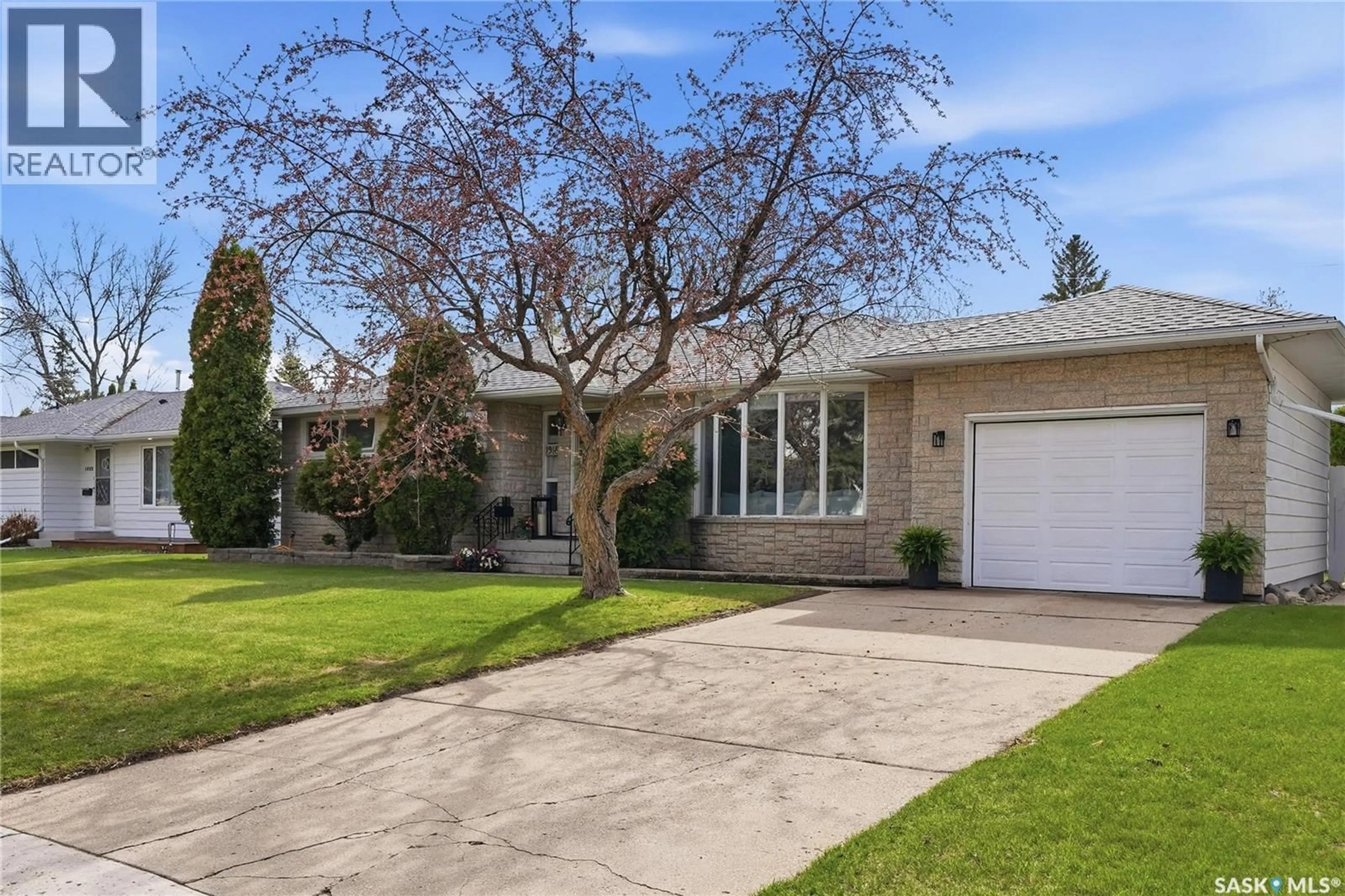 Home with vinyl exterior material, street for 1918 EWART AVENUE, Saskatoon Saskatchewan S7J1X7