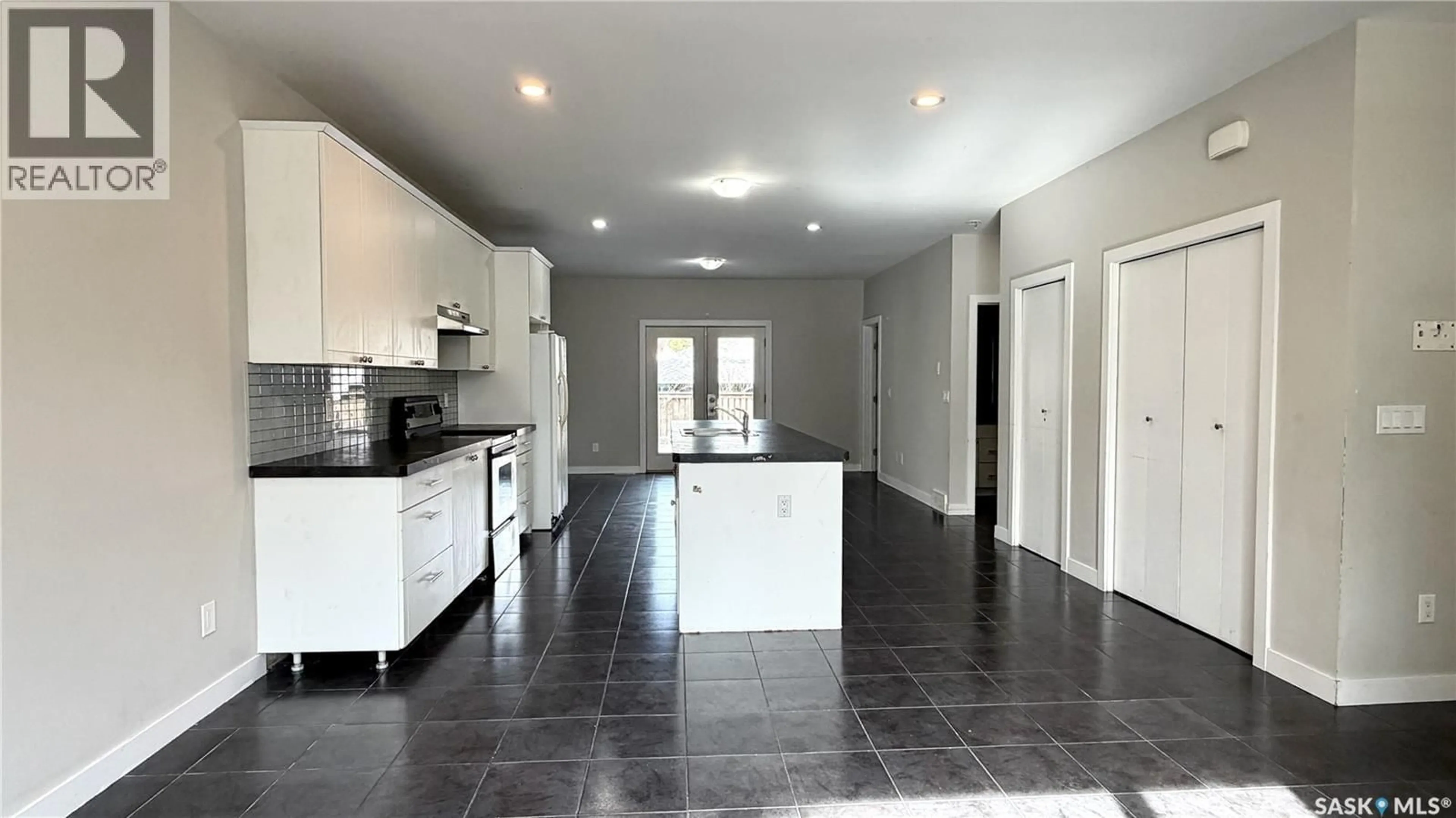 Open concept kitchen, ceramic/tile floor for 419 S AVENUE S, Saskatoon Saskatchewan S7M3A3
