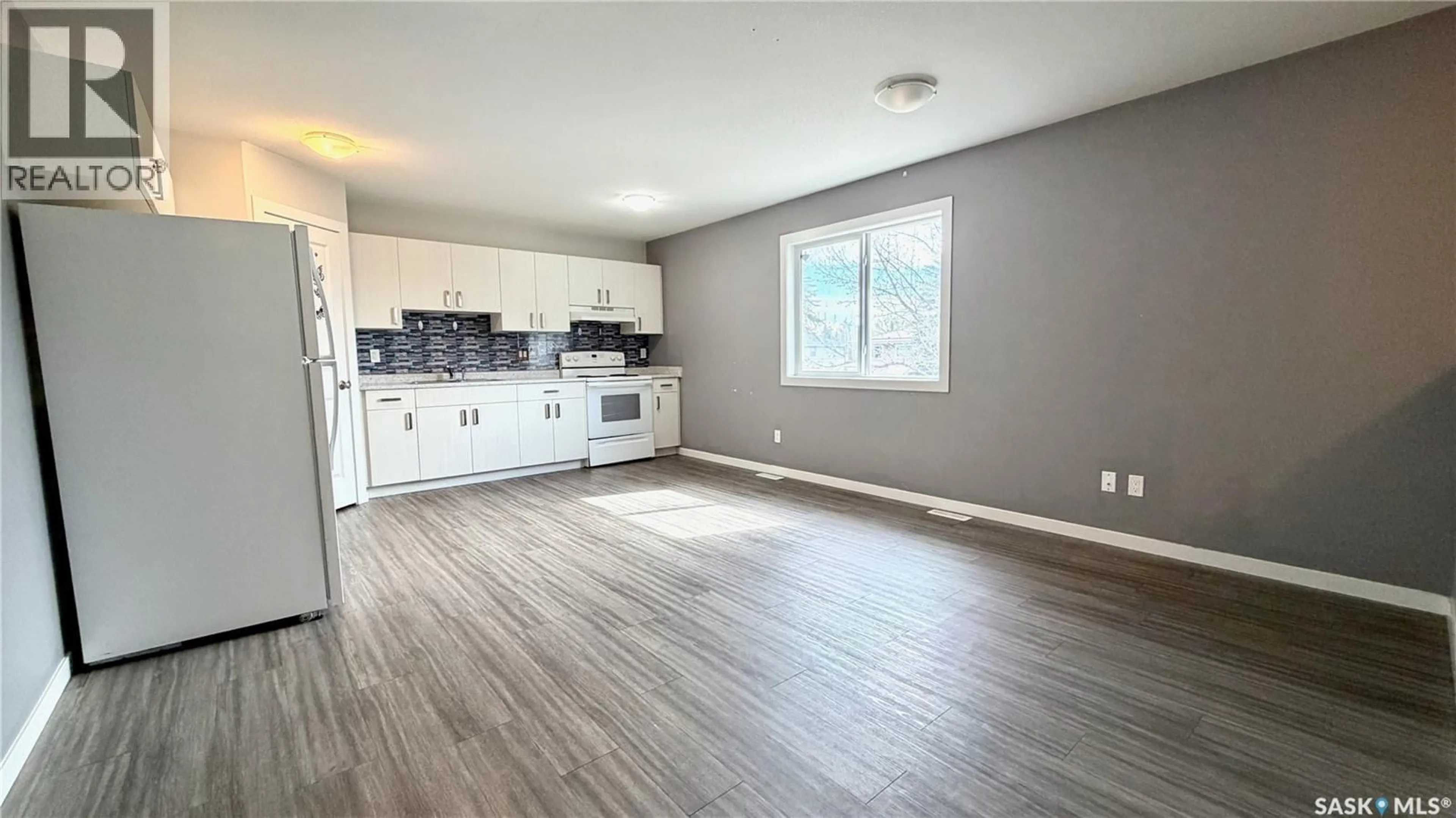 Open concept kitchen, unknown for 215 V AVENUE, Saskatoon Saskatchewan S7L3E5