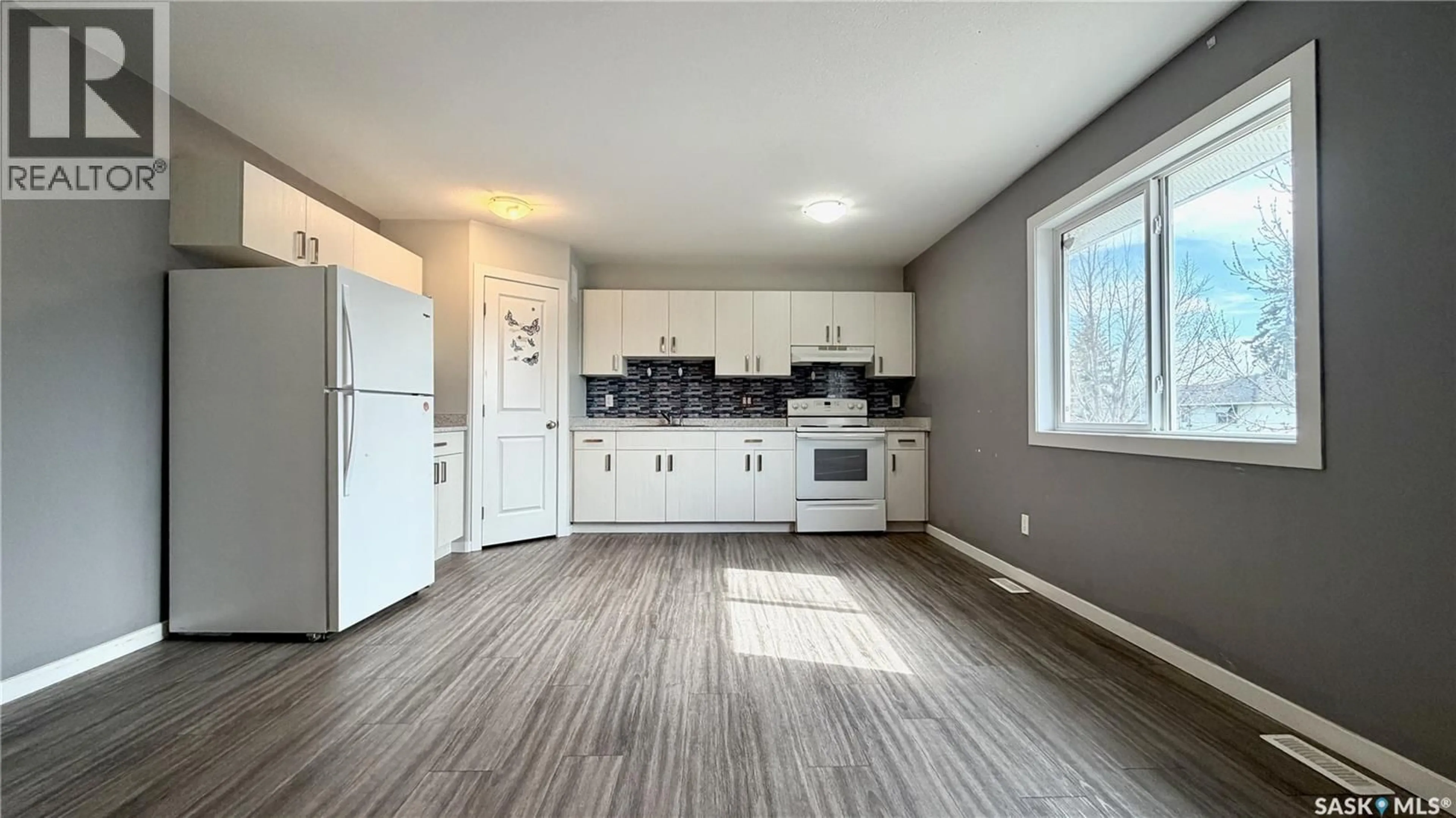 Open concept kitchen, unknown for 215 V AVENUE, Saskatoon Saskatchewan S7L3E5
