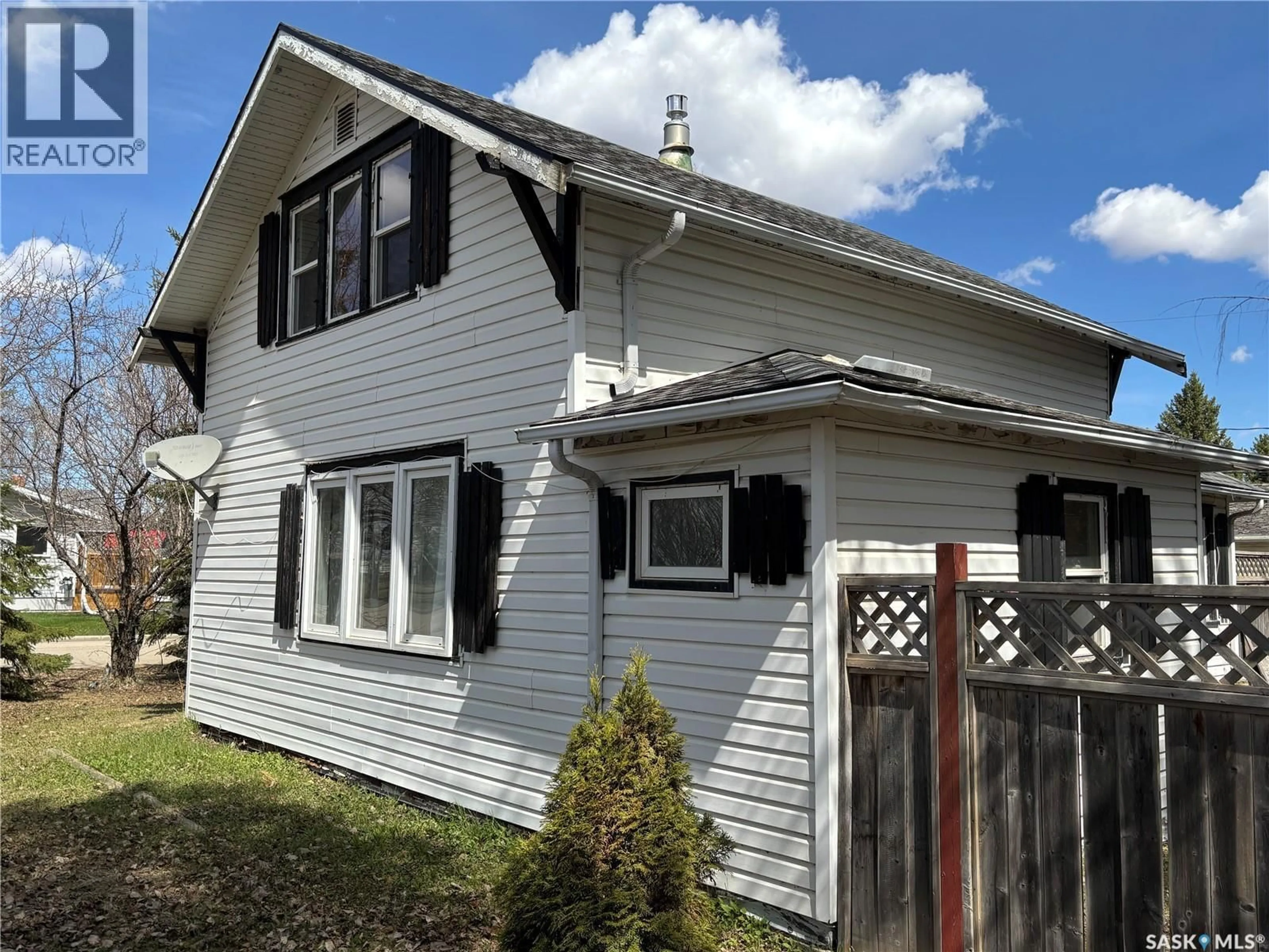 Home with vinyl exterior material, street for 501 RAILWAY AVENUE, Kinistino Saskatchewan S0J1H0