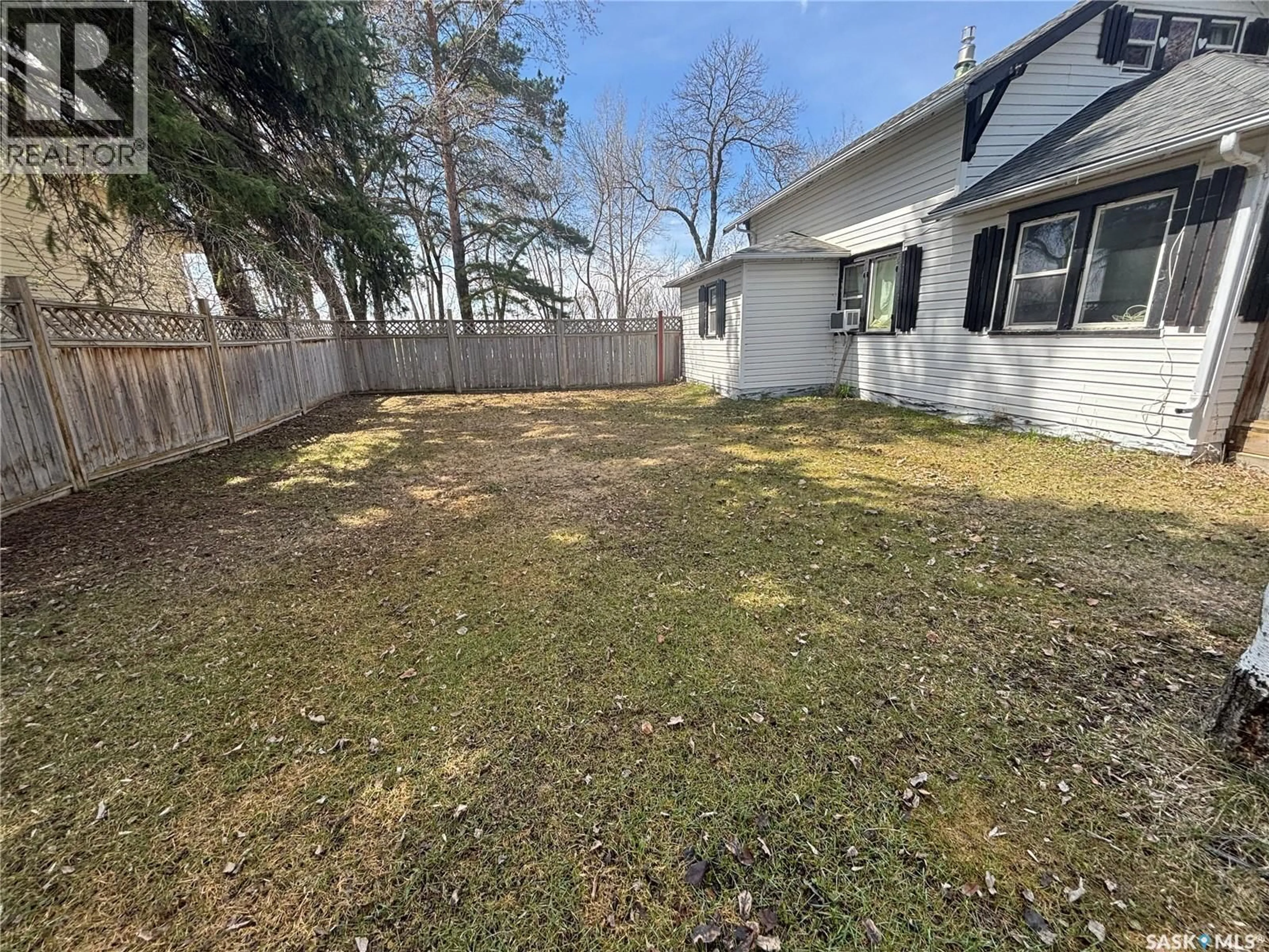 A pic from outside/outdoor area/front of a property/back of a property/a pic from drone, street for 501 RAILWAY AVENUE, Kinistino Saskatchewan S0J1H0