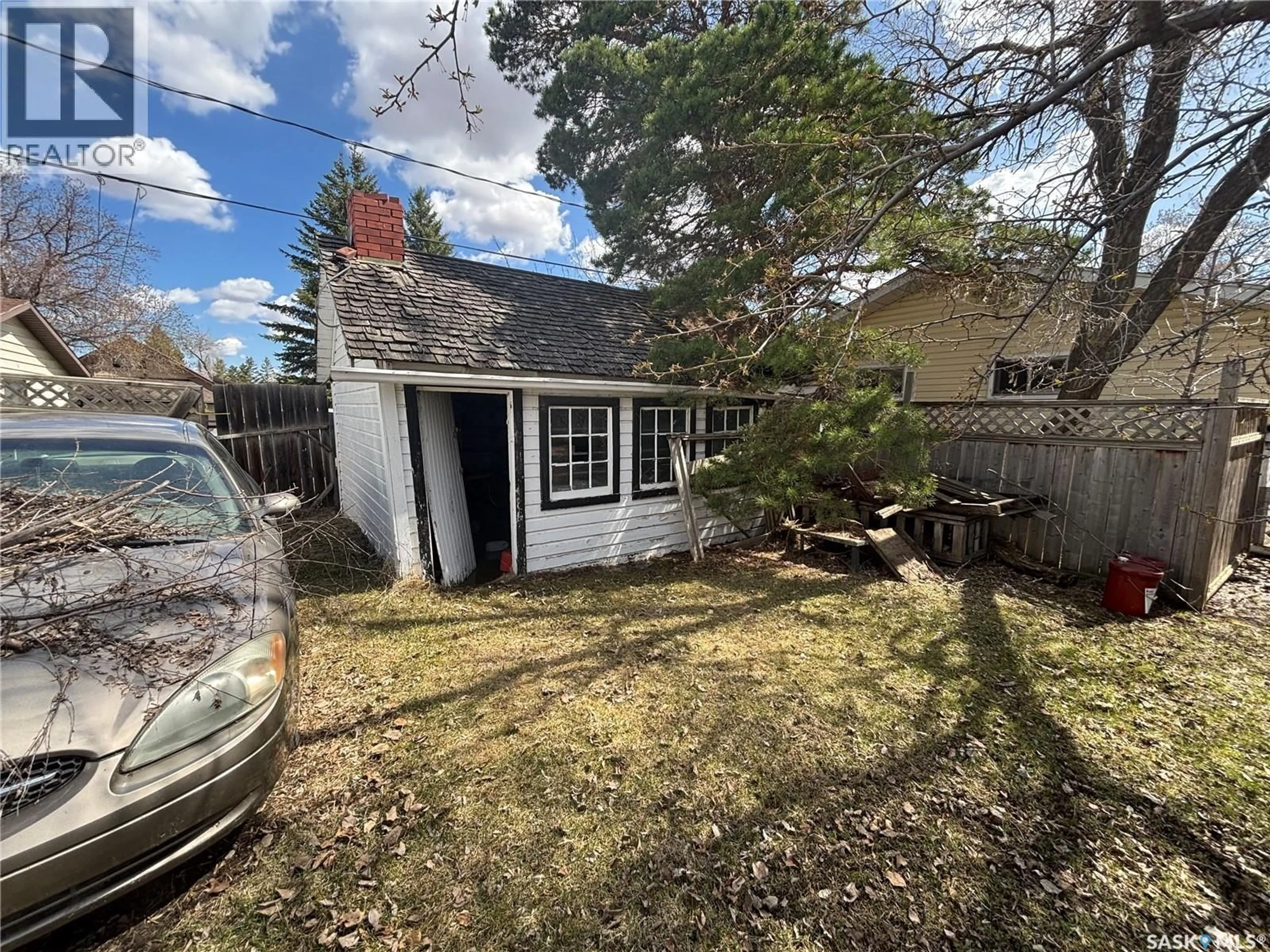 A pic from outside/outdoor area/front of a property/back of a property/a pic from drone, street for 501 RAILWAY AVENUE, Kinistino Saskatchewan S0J1H0