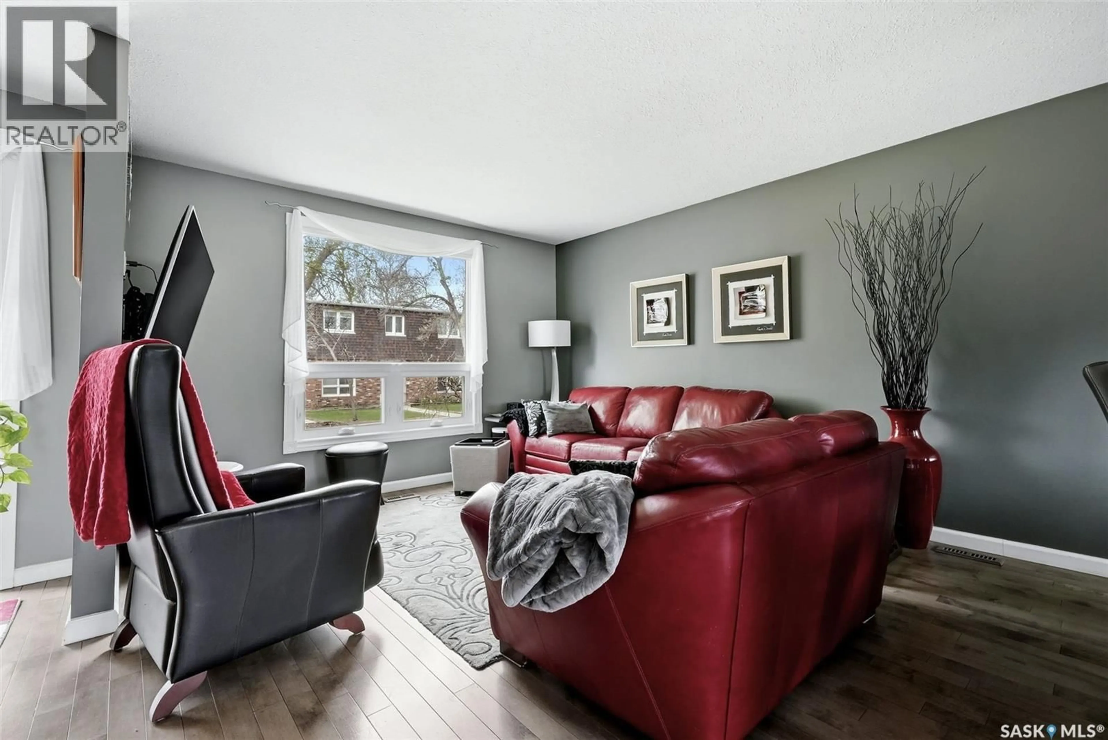 Living room with furniture, unknown for 35 SPRUCEVIEW ROAD, Regina Saskatchewan S4R0E1