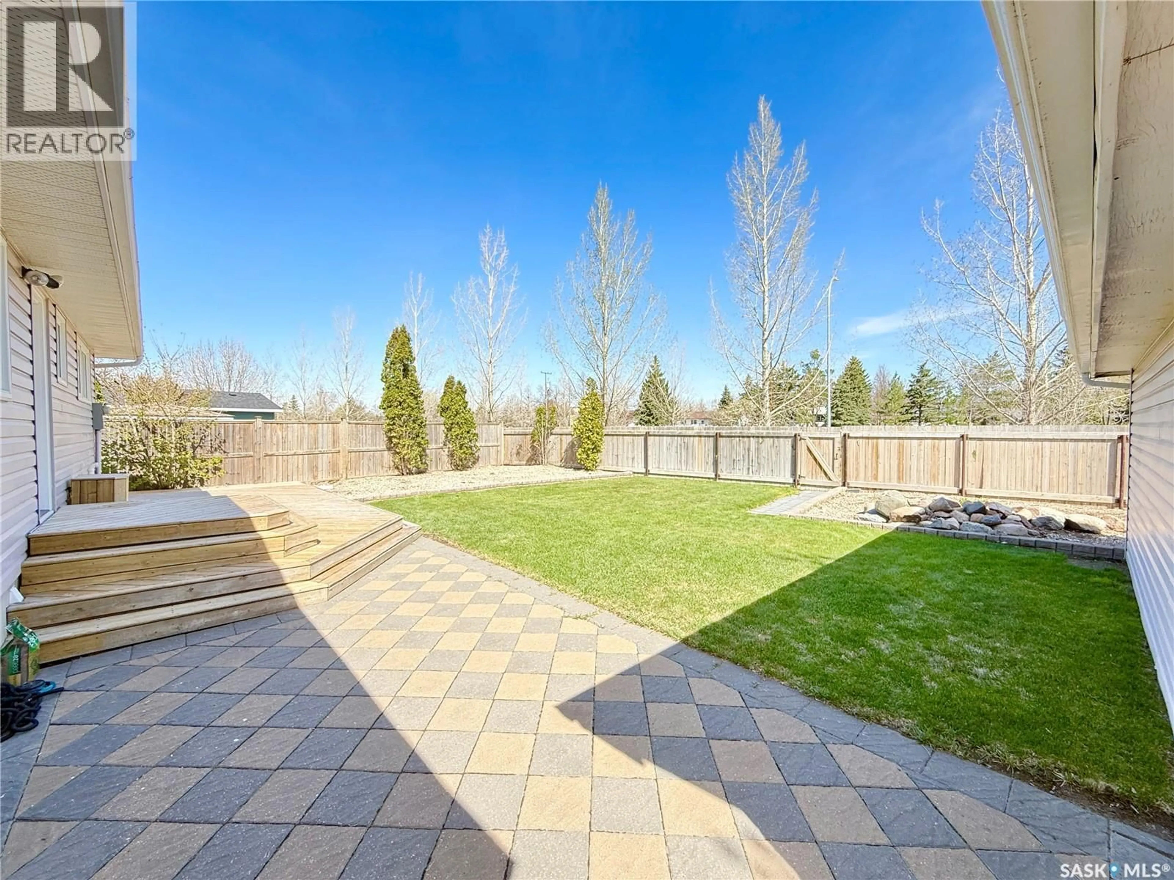 Patio, street for 536 MCGILLIVRAY DRIVE, Weyburn Saskatchewan S4H1M2