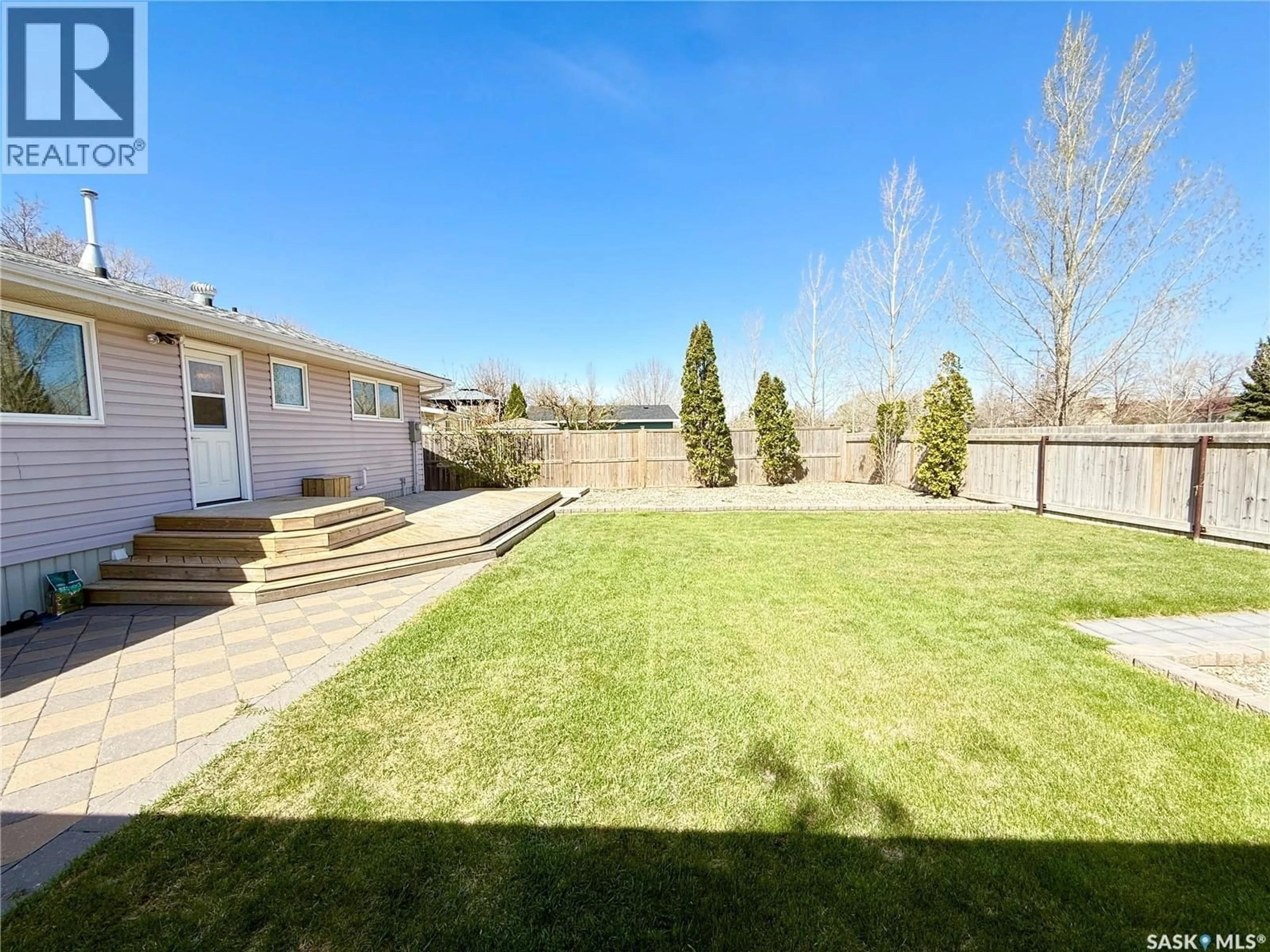 Patio, unknown for 536 MCGILLIVRAY DRIVE, Weyburn Saskatchewan S4H1M2