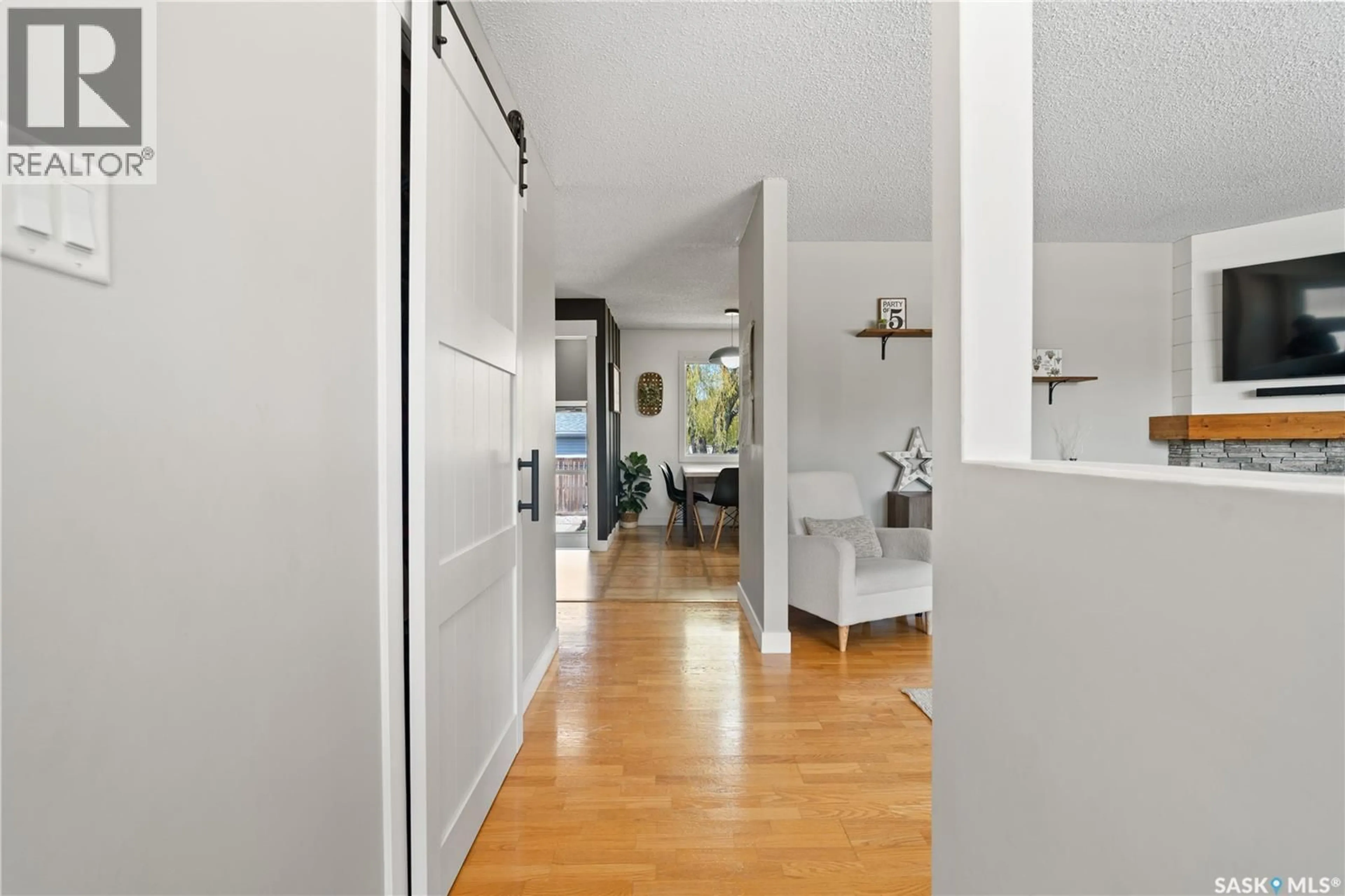 Indoor entryway for 35 SYMONS PLACE, Regina Saskatchewan S4X1M7