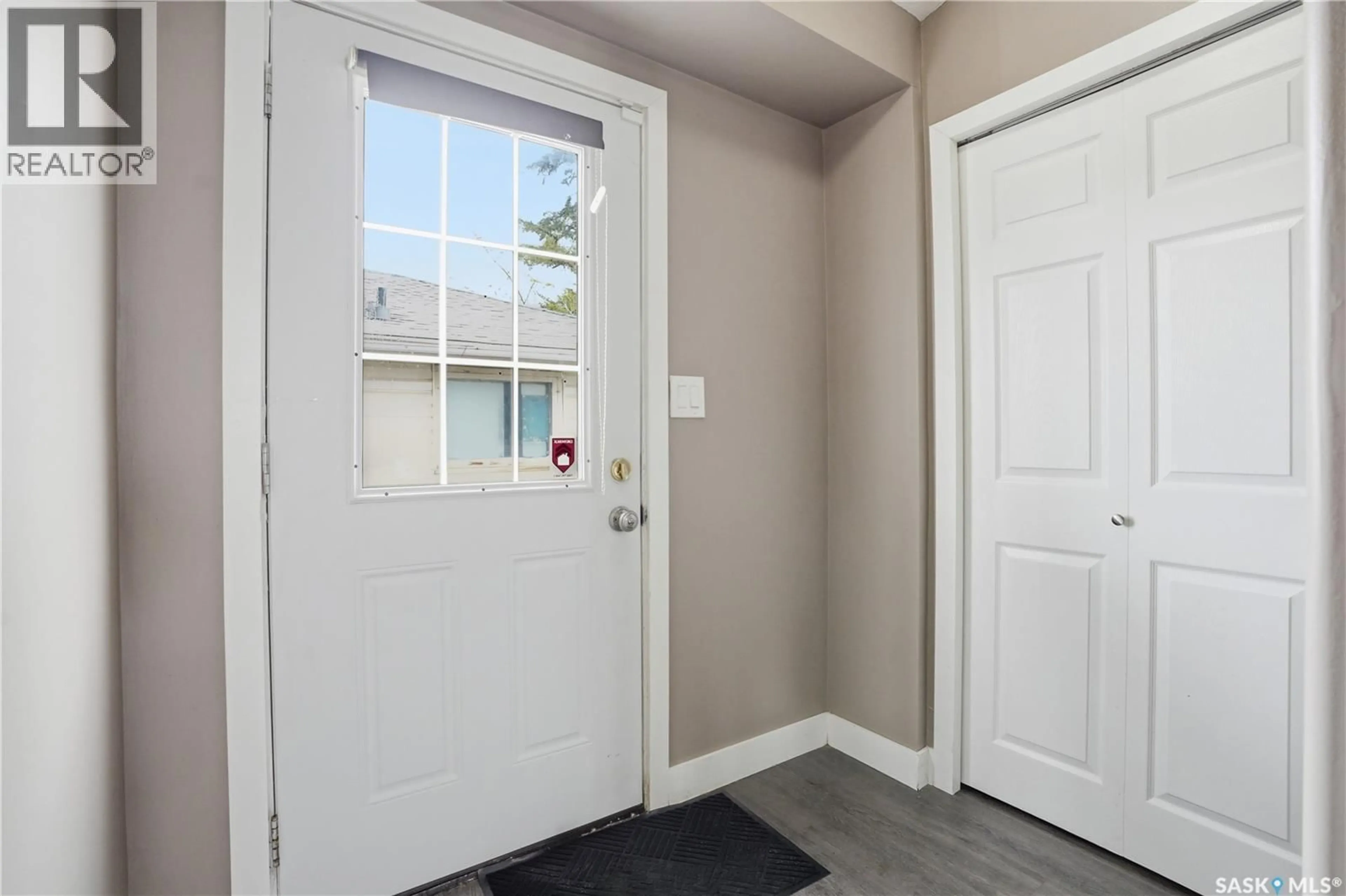 Indoor entryway for 330B X AVENUE, Saskatoon Saskatchewan S7M3H6