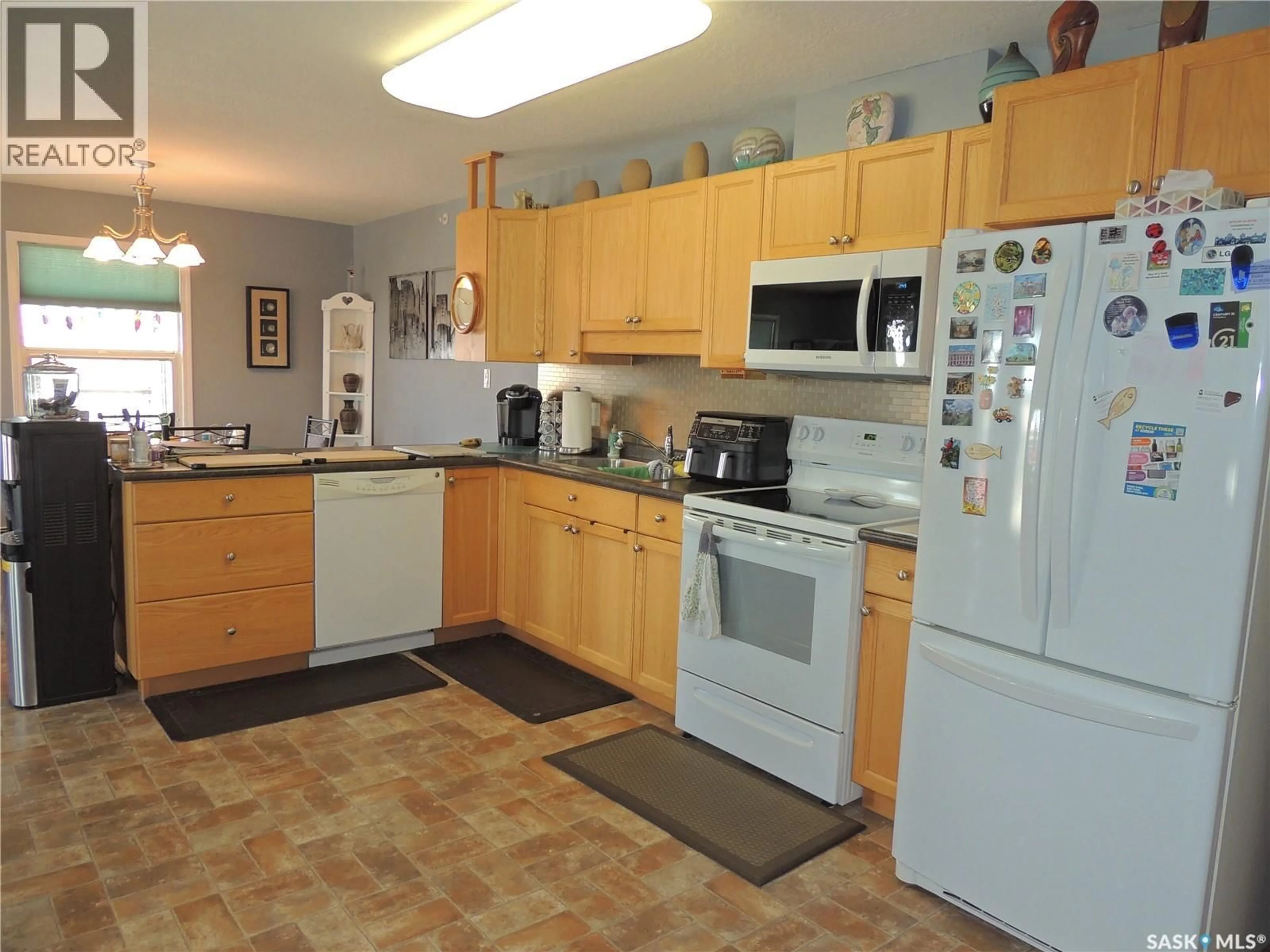 Standard kitchen, unknown for 701 - 407 HENRY STREET, Estevan Saskatchewan S4A2B7