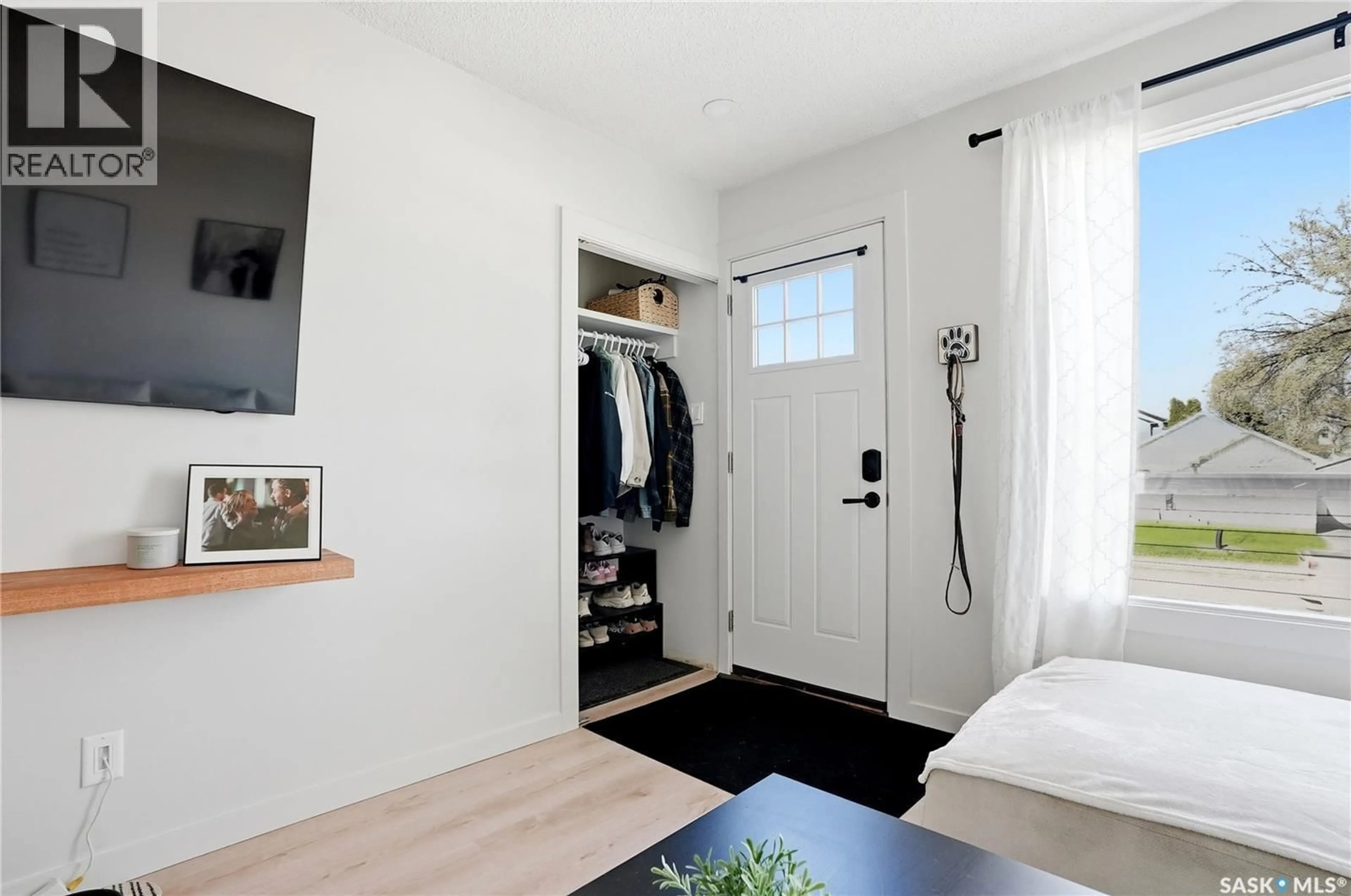 Indoor entryway for 1306 6TH AVENUE, Saskatoon Saskatchewan S7K2T8